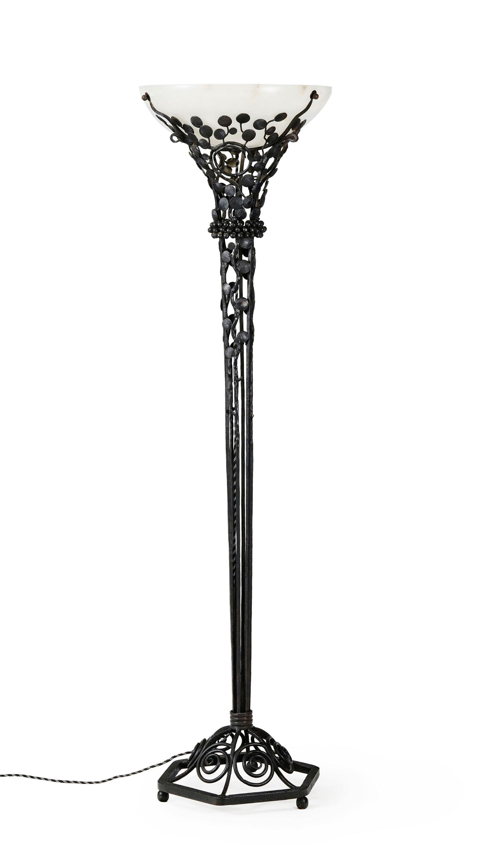 Lampadaire d'époque Art Déco dans le goût d'Edgar Brandt, en fer forgé cisel: Lampadaire d'époque Art Déco dans le goût d'Edgar Brandt, en fer forgé ciselé et martelé, à trois tiges ornées de feuillages stylisés, coupe en