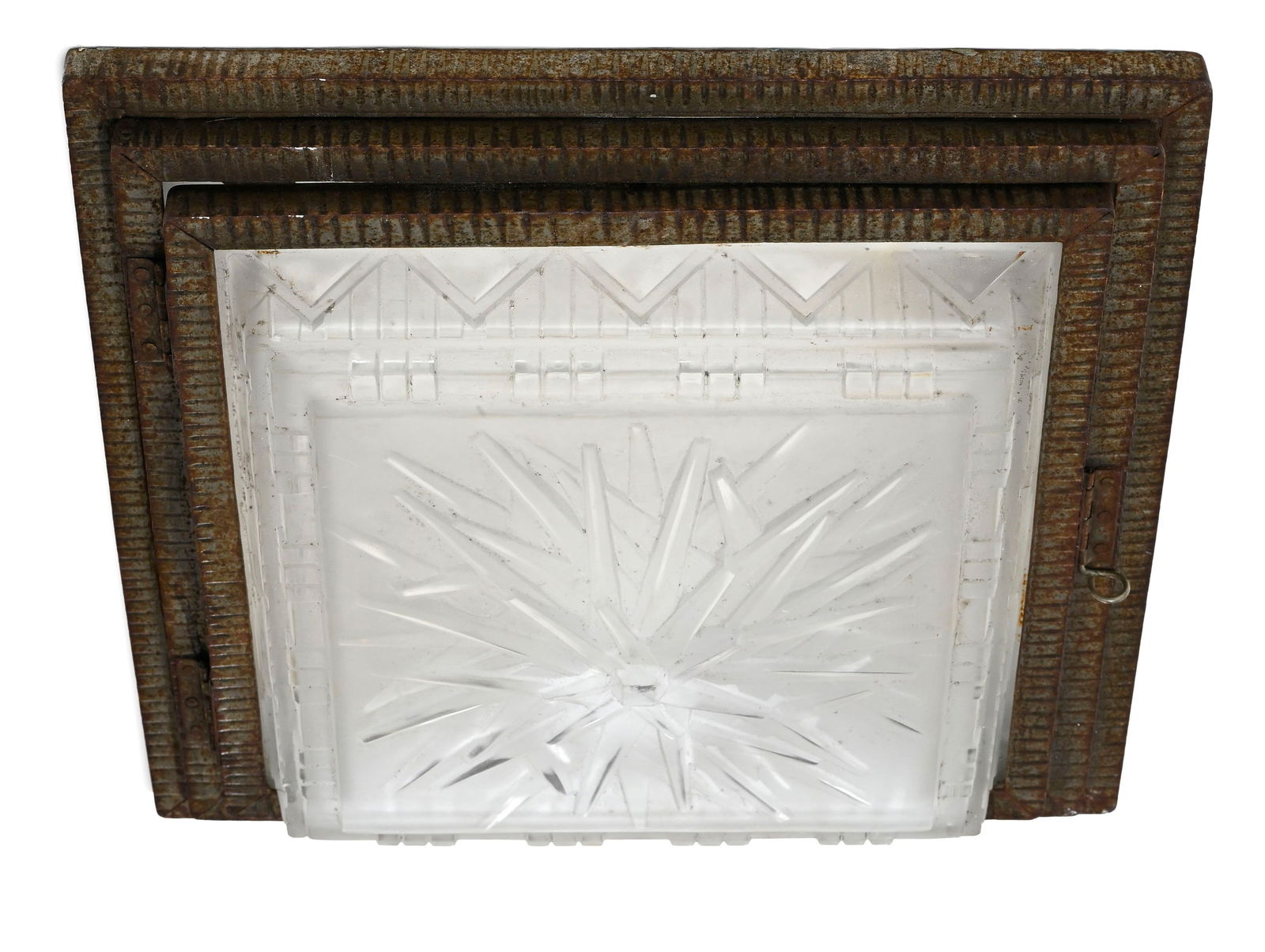 Plafonnier d'époque Art Déco, en verre moulé pressé et structure en métal p: Plafonnier d'époque Art Déco, en verre moulé pressé et structure en métal patiné, 15x48x48 cm Conditiontraces de rouille sur la structure absence d'électrification 