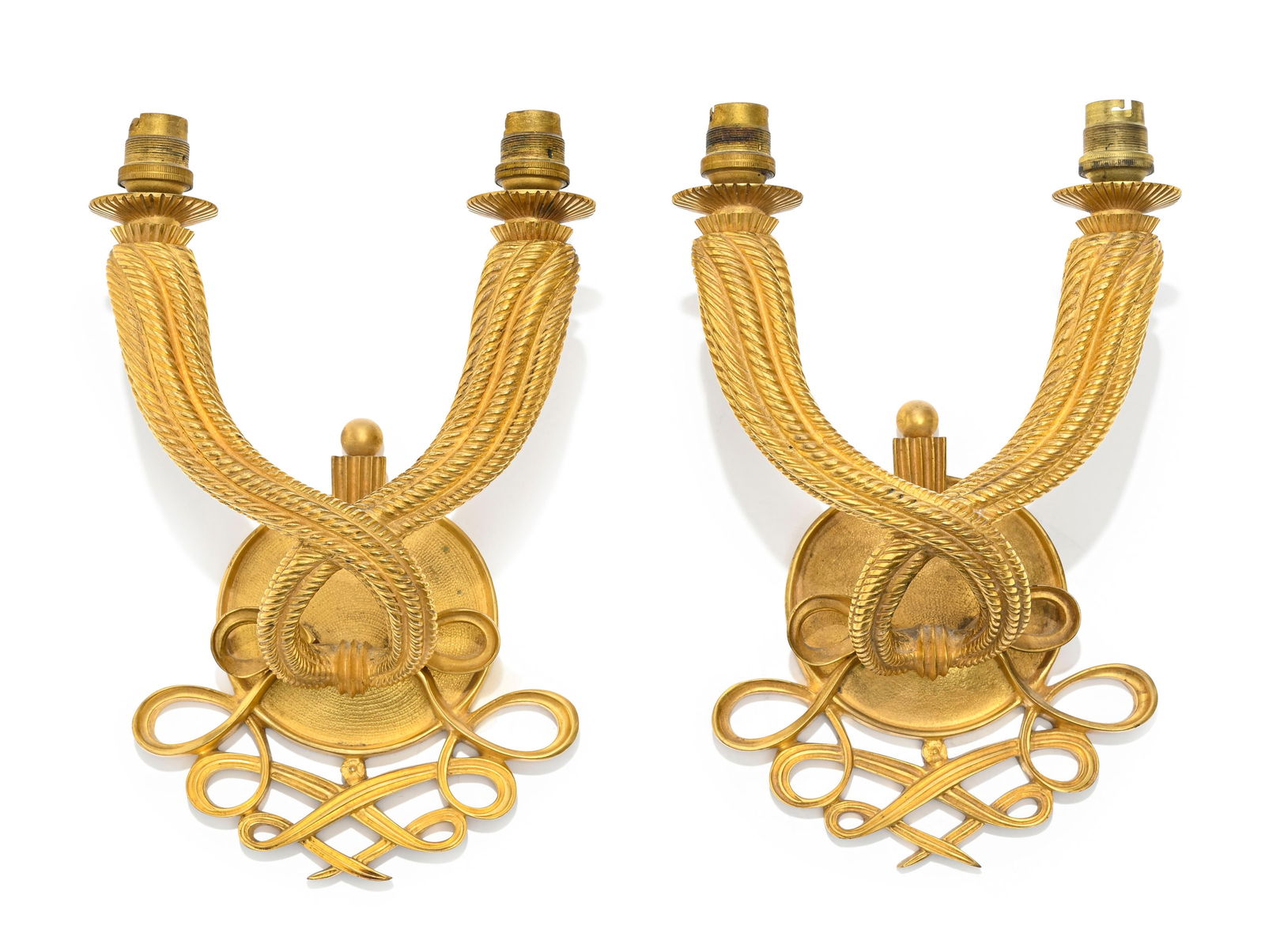 Paire d'appliques par Jules Leleu (1883-1961), en bronze doré à deux bras torsadés et: Paire d'appliques par Jules Leleu (1883-1961), en bronze doré à deux bras torsadés et ruban entrelacé, une applique signée Leleu Paris Made in France et numérotée