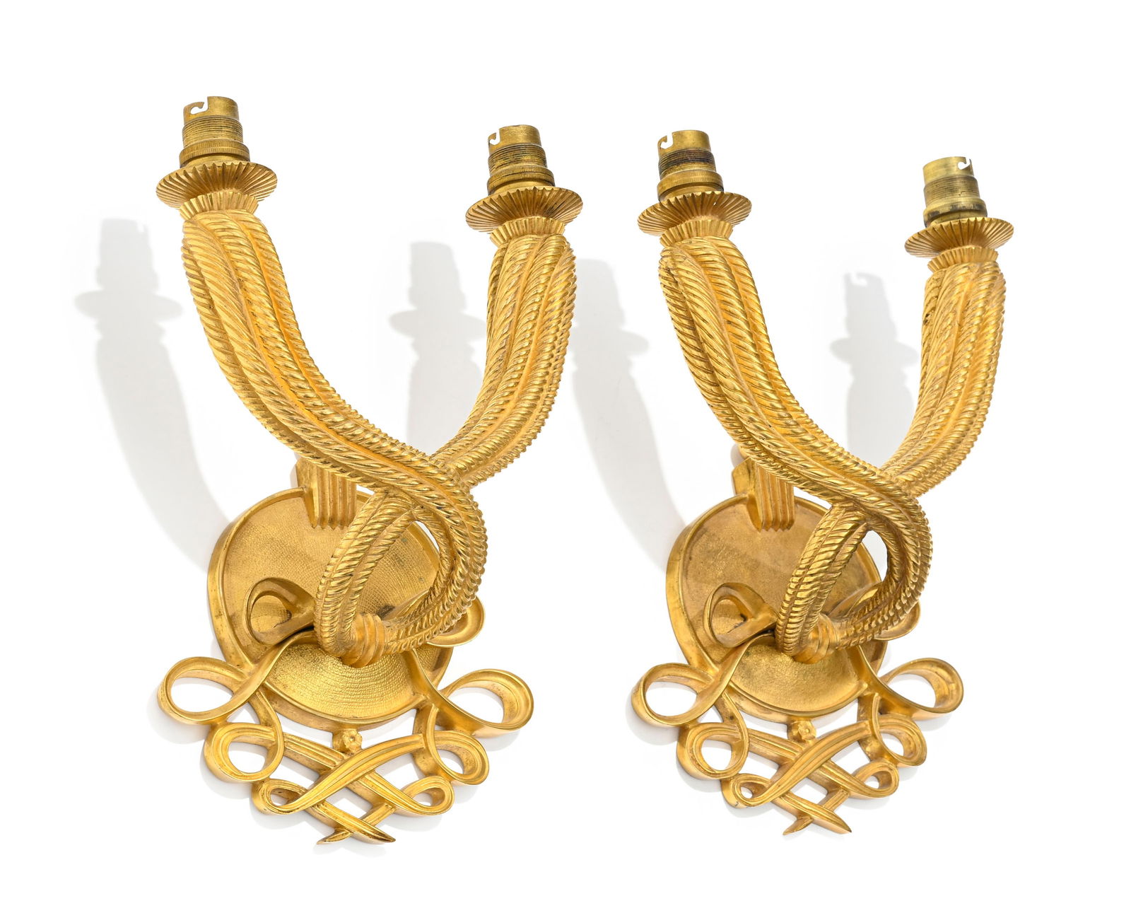 Paire d'appliques par Jules Leleu (1883-1961), en bronze doré à deux bras torsadés et - 2