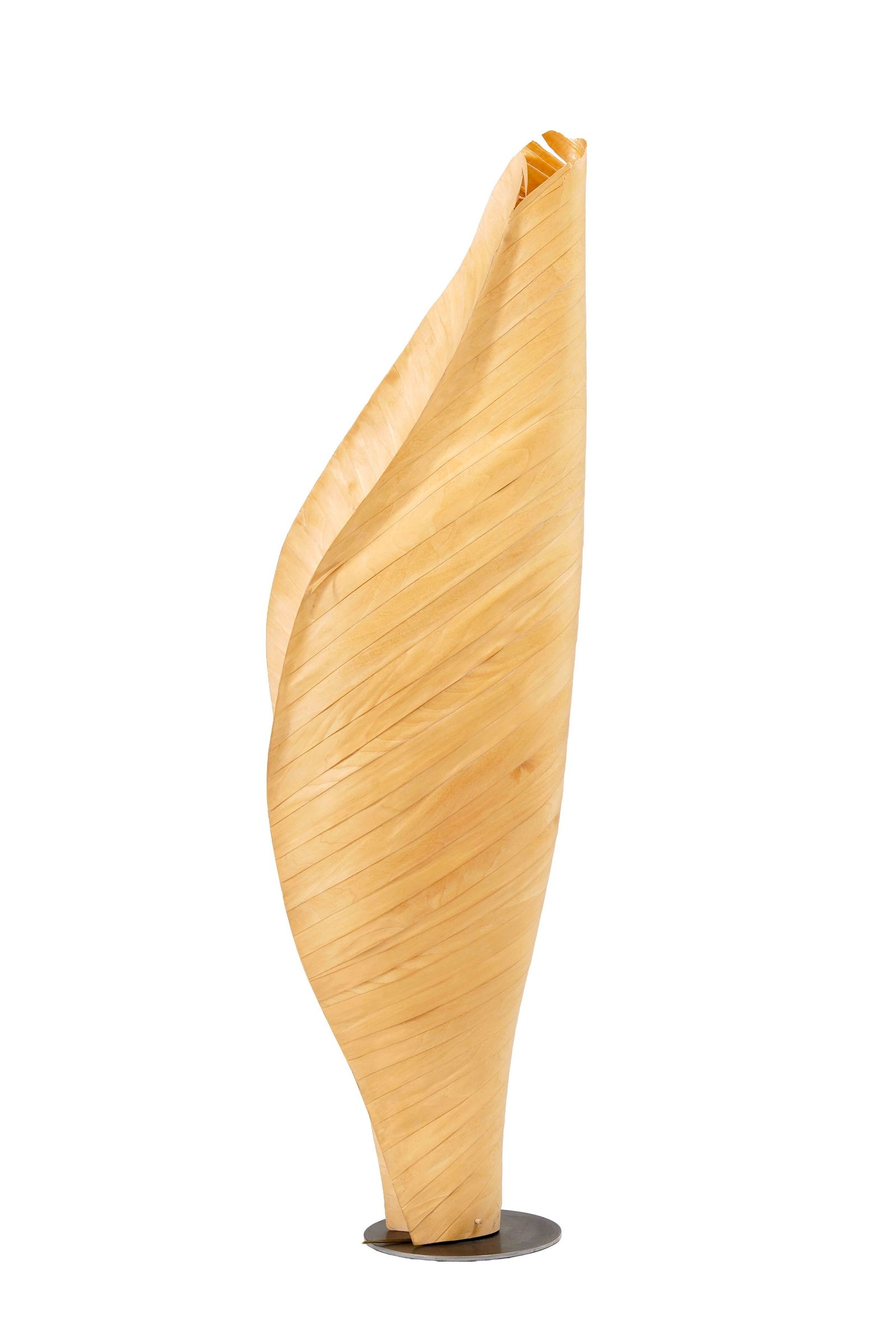 Lampadaire, XXIe s., en placage formant une feuille, base circulaire en métal, h. 139 cm: Lampadaire, XXIe s., en placage formant une feuille, base circulaire en métal, h. 139 cm Conditiondégât sur la partie supérieure 