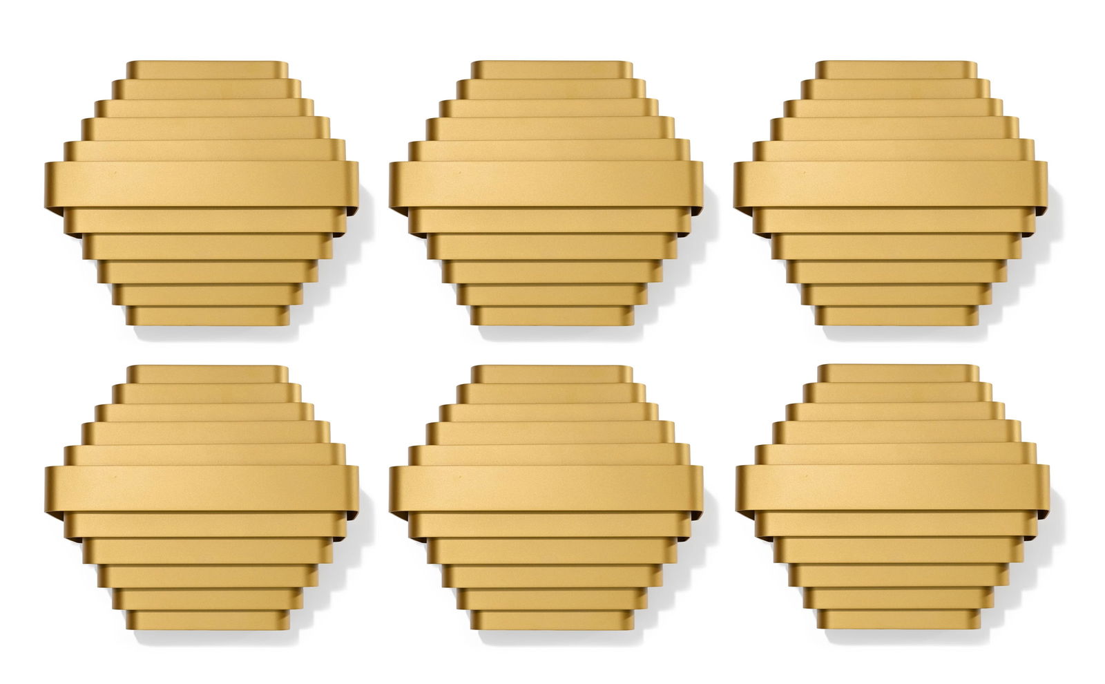 Suite de 6 appliques par Jules Wabbes (1919-1974), édition Wever & Ducré, en aluminium dor: Suite de 6 appliques par Jules Wabbes (1919-1974), édition Wever & Ducré, en aluminium doré mat, h. 30 cm, long. 35 cm Conditionnous ne garantissons pas l'état des