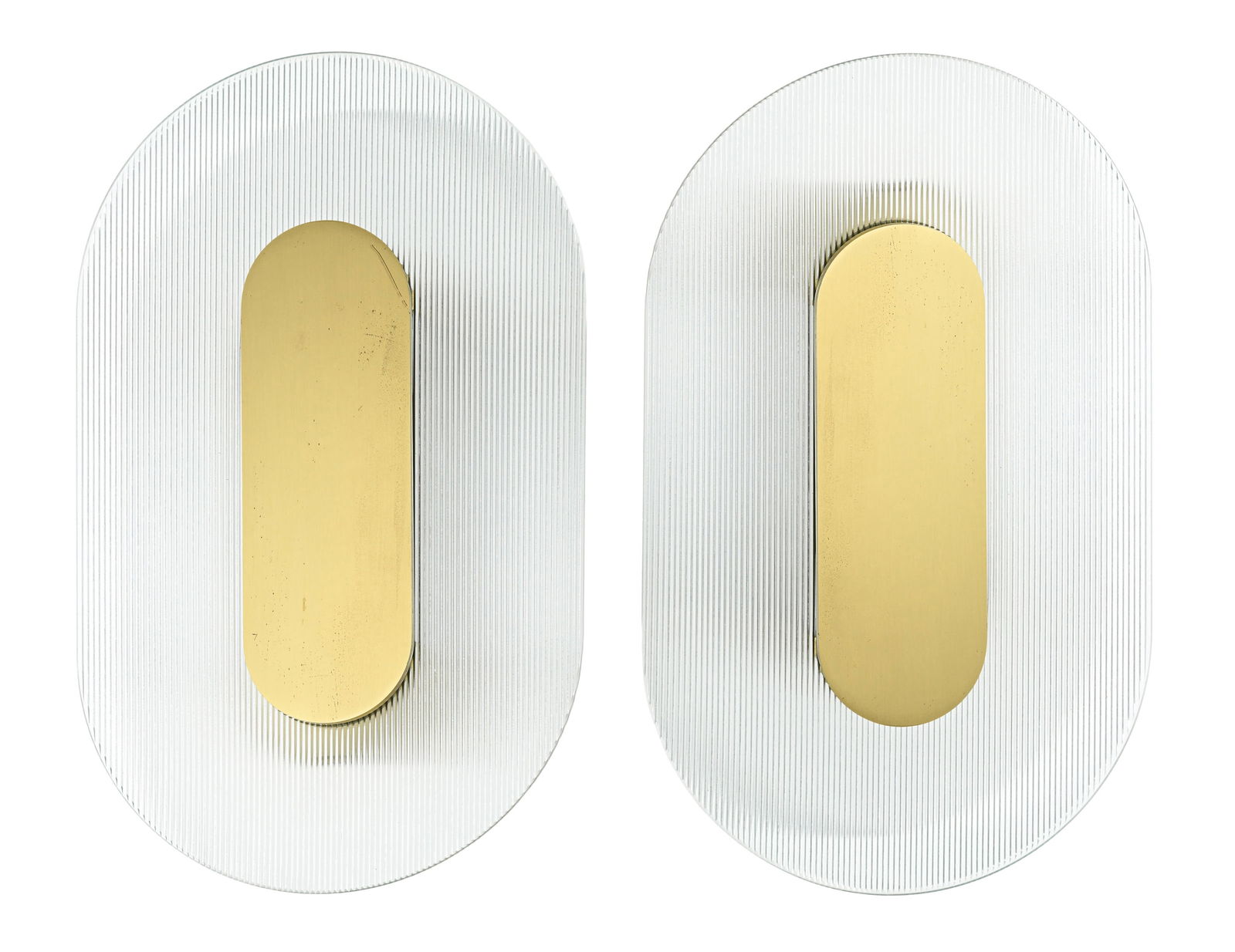 Paire d'appliques Button Big par Federico Peri (né en 1983), édition Baxter, en laiton et : Paire d'appliques Button Big par Federico Peri (né en 1983), édition Baxter, en laiton et verre ondulé, 50x30 cm Conditionnous ne garantissons pas l'état des installations