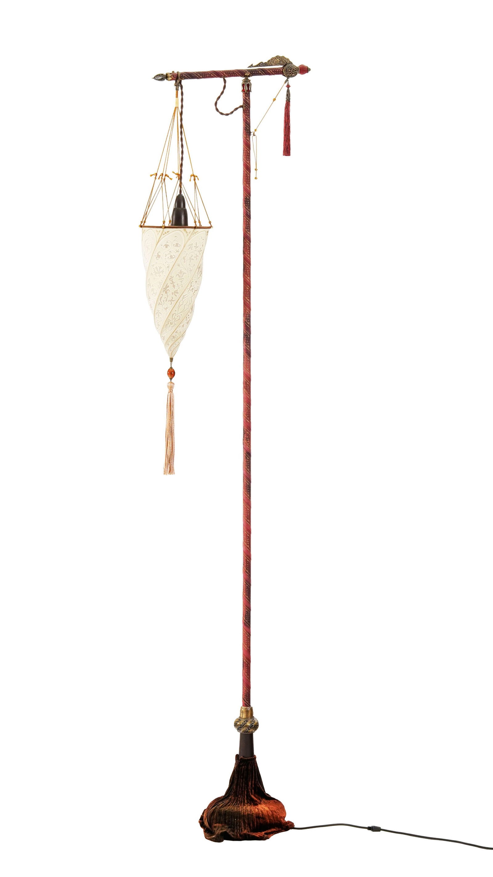 Lampadaire Cesendello par Mariano Fortuny (1871-1949) pour Venetia Studium, à suspension en soi: Lampadaire Cesendello par Mariano Fortuny (1871-1949) pour Venetia Studium, à suspension en soie torsadée, modèle créé en 1900, h. 175 cm Conditionlégère