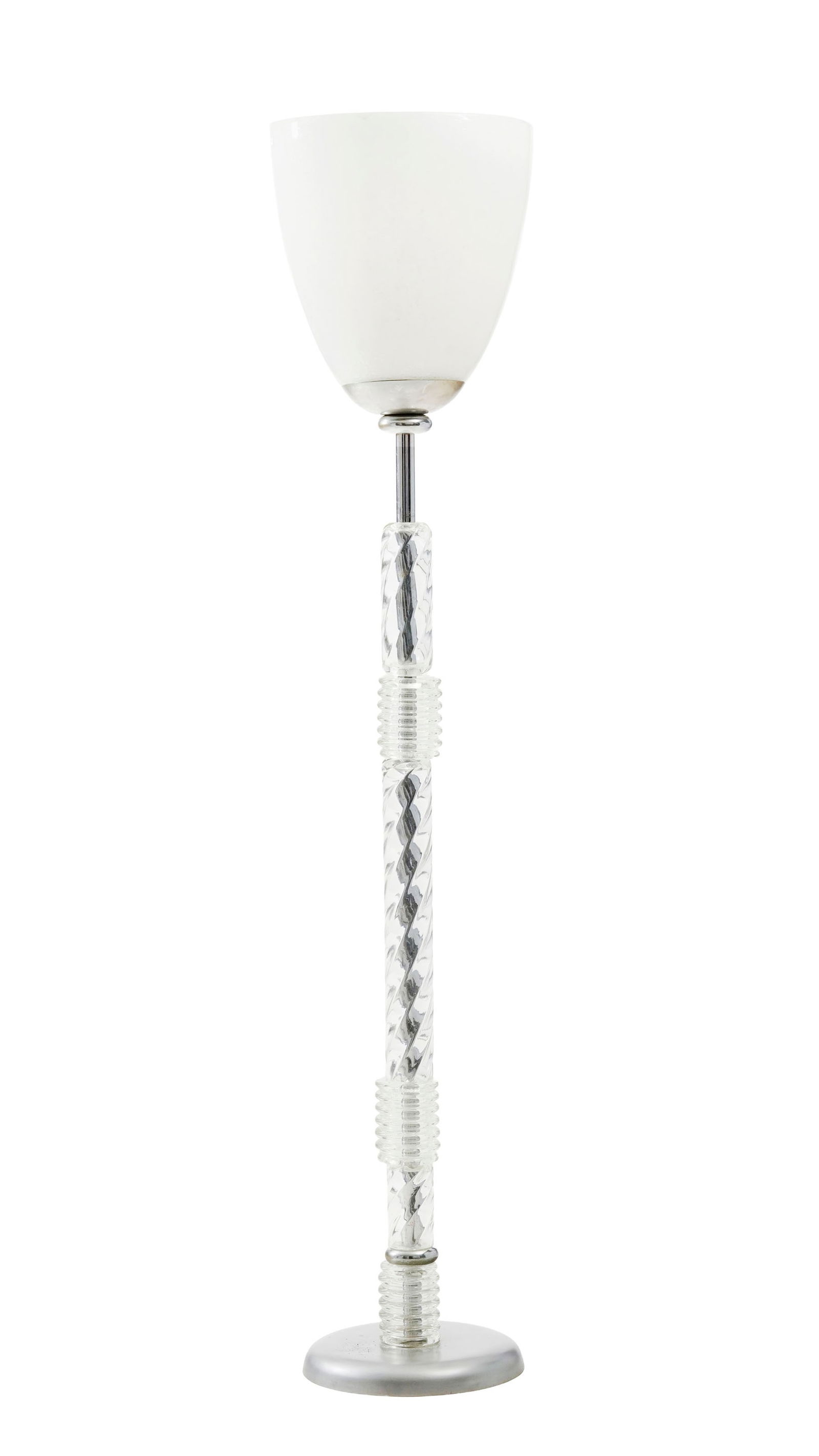 Lampadaire, probablement Italie, XXe s., en métal chromé, fût orné d'él: Lampadaire, probablement Italie, XXe s., en métal chromé, fût orné d'éléments en verre bullé transparent, diffuseur en verre bullé blanc, h. 180