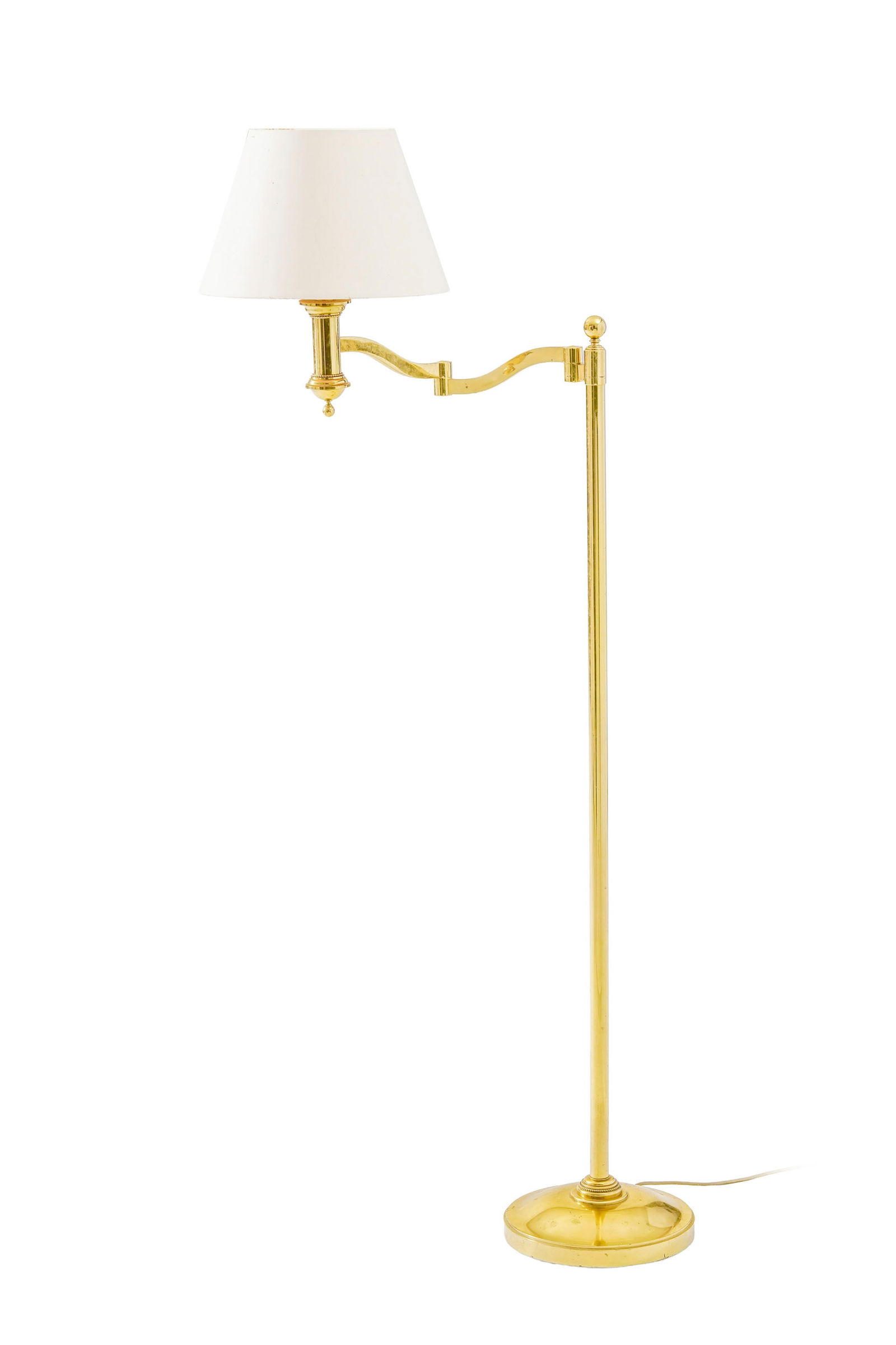 Liseuse, XXe s., en laiton, à bras ajustable, base circulaire, abat-jour en tissu beige, h. 147: Liseuse, XXe s., en laiton, à bras ajustable, base circulaire, abat-jour en tissu beige, h. 147 cm Conditionnous ne garantissons pas l'état de l'installation électrique 