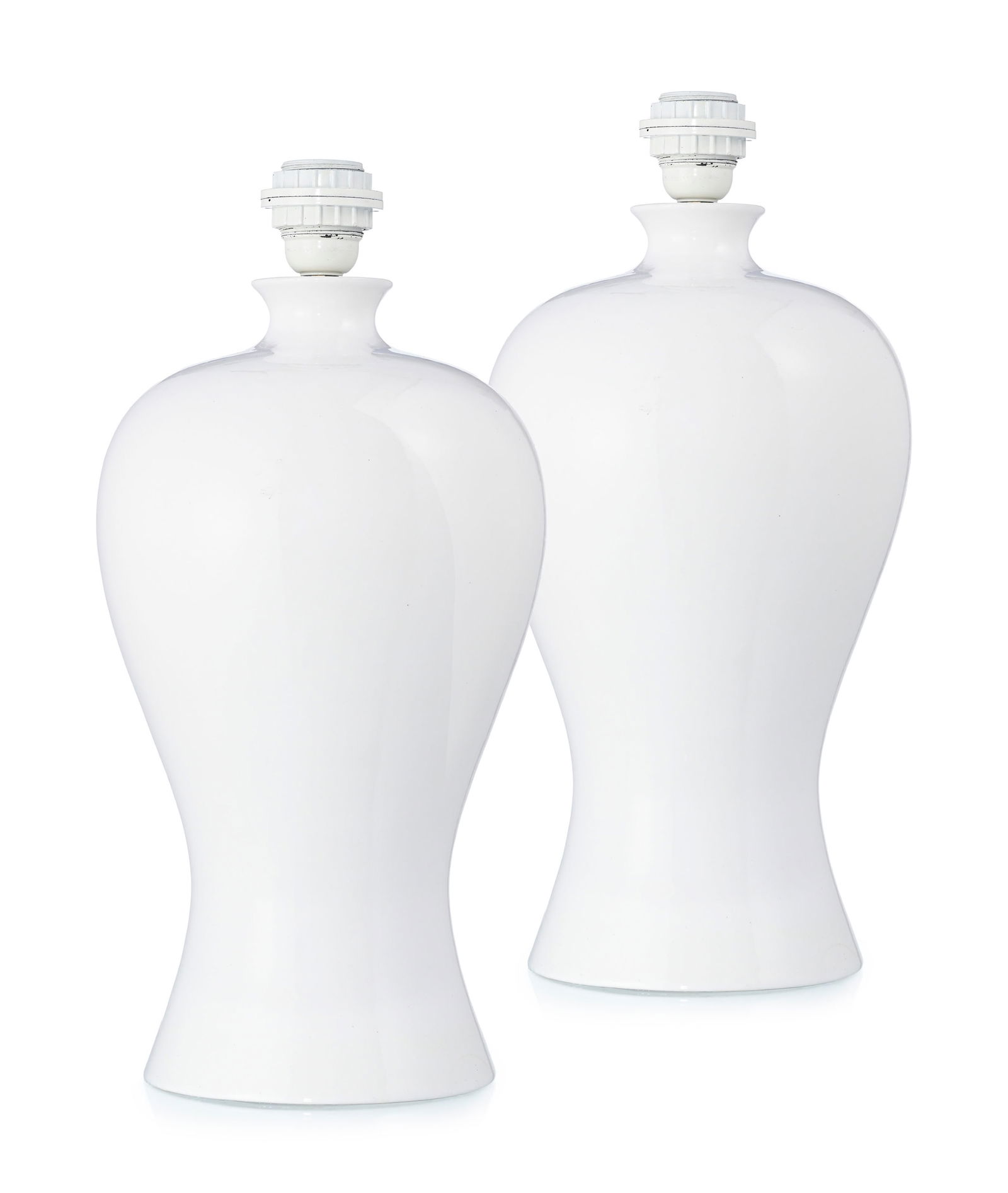 Paire de lampes, XXe s., en céramique vernissée blanche en forme de vase meiping, h. 43 cm: Paire de lampes, XXe s., en céramique vernissée blanche en forme de vase meiping, h. 43 cm Conditionnous ne garantissons pas l'état des installations électriques 