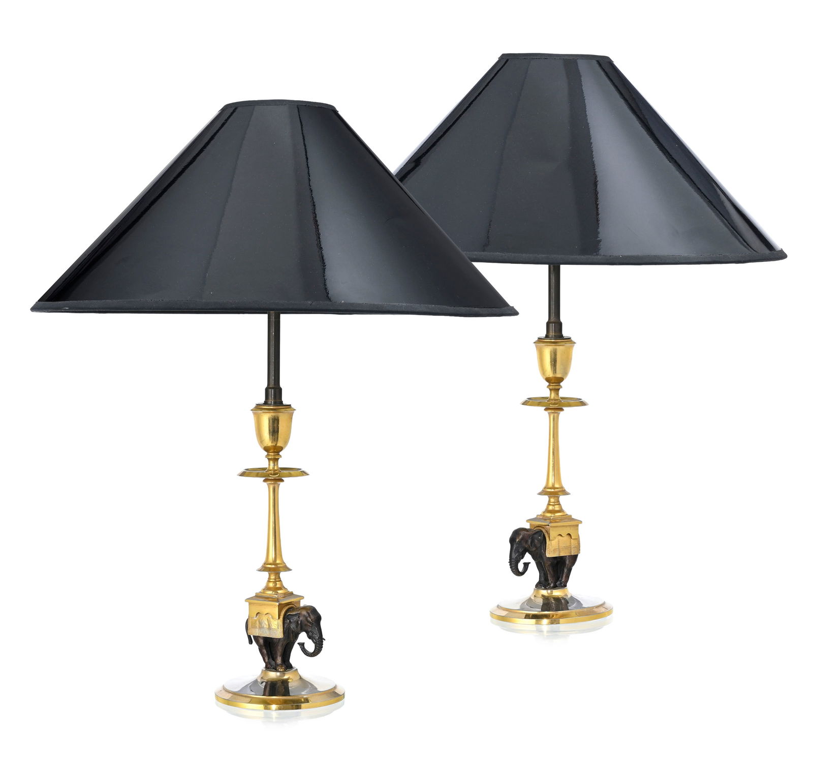 Paire de flambeaux, XXe s., en bronze et métal patiné et doré, à décor d'un: Paire de flambeaux, XXe s., en bronze et métal patiné et doré, à décor d'un éléphant, montés en lampe, abat-jour cartonné noir brillant, h. avec l'abat-jou