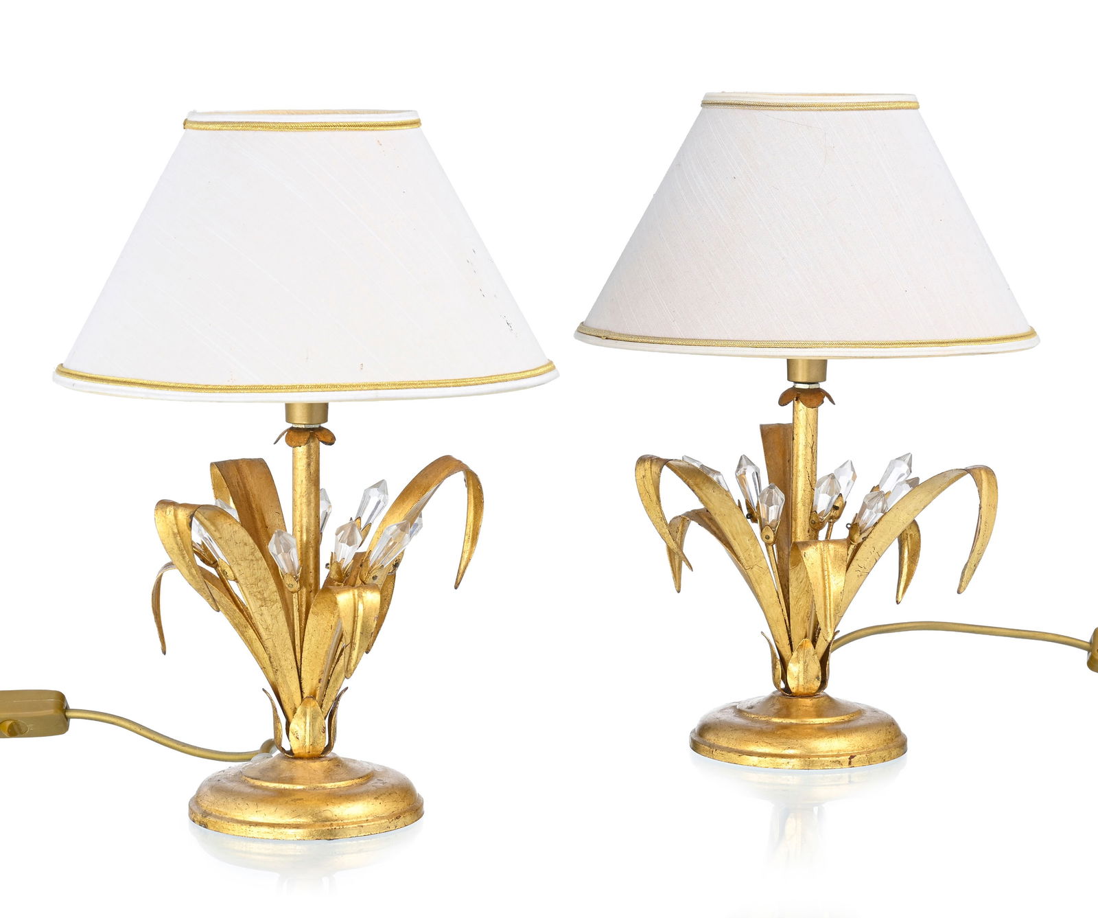 Paire de lampes, XXe s., en métal doré, à décor simulant des roseaux, abat-jour : Paire de lampes, XXe s., en métal doré, à décor simulant des roseaux, abat-jour en tissu beige, h. avec l'abat-jour: 36 cm 