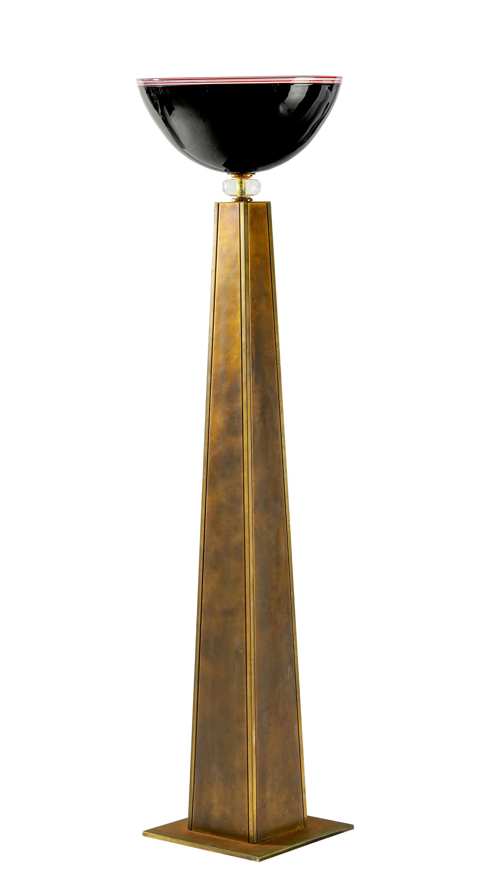 Lampadaire, circa 1980, piètement en laiton, diffuseur en verre de Murano teinté noir, h. : Lampadaire, circa 1980, piètement en laiton, diffuseur en verre de Murano teinté noir, h. 202 cm Conditioninclinaison du diffuseur installation électrique à refaire - absence de