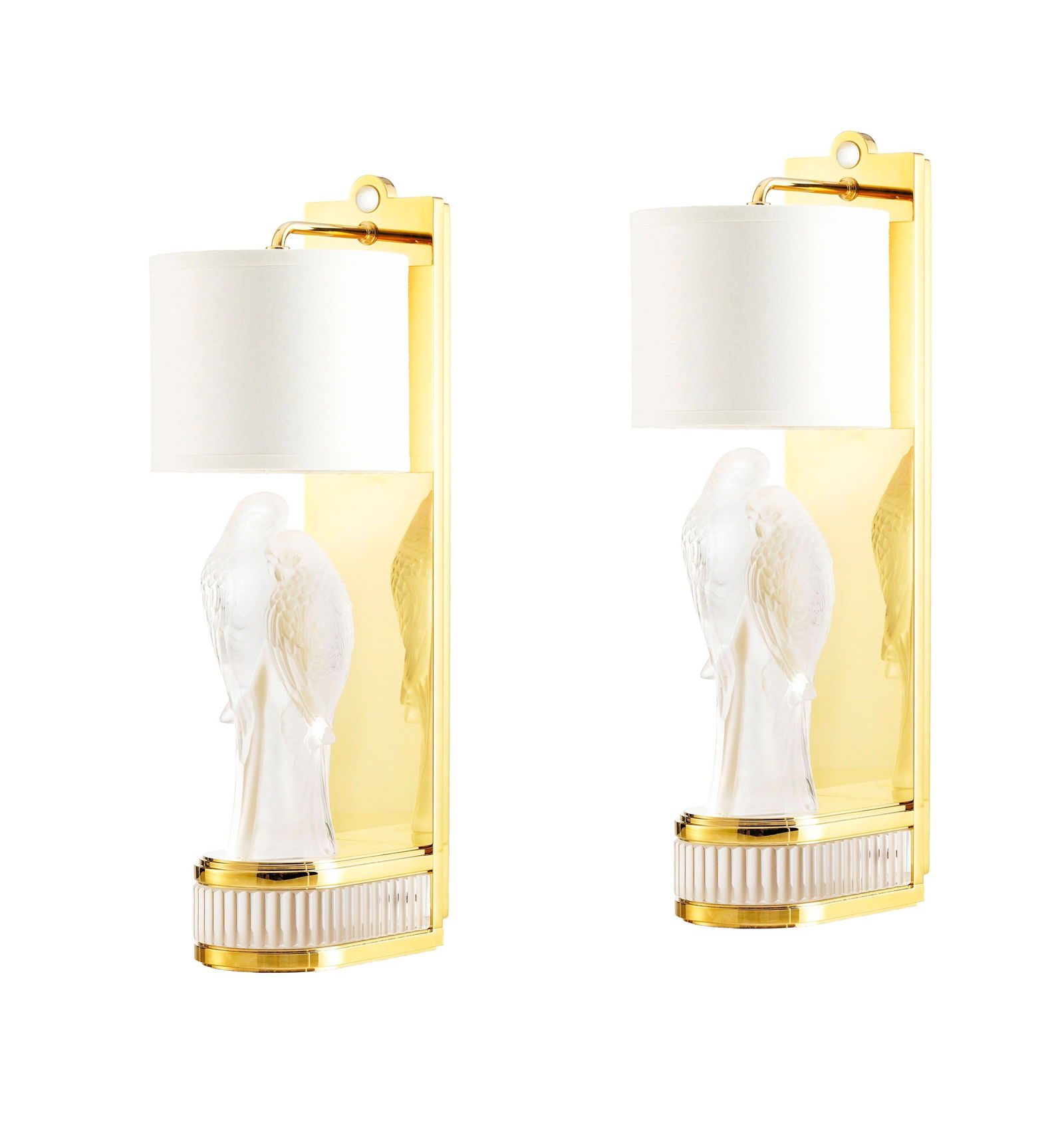 Paire d'appliques Perruches par Pierre-Yves Rochon (né en 1946), maison Lalique, en métal : Paire d'appliques Perruches par Pierre-Yves Rochon (né en 1946), maison Lalique, en métal doré et cristal, h. 41 cm Condition nous ne garantissons pas l'état des installatio