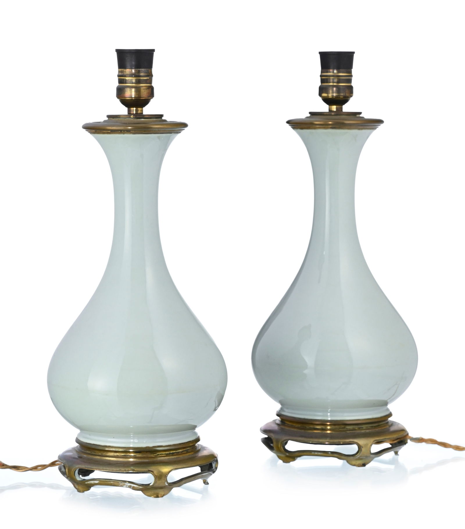Paire de vases balustres, Chine XXe s., en porcelaine à glaçure céladon, monture en b: Paire de vases balustres, Chine XXe s., en porcelaine à glaçure céladon, monture en bronze doré, montés en lampes, h. 37 cm Condition nous ne garantissons pas l'état des