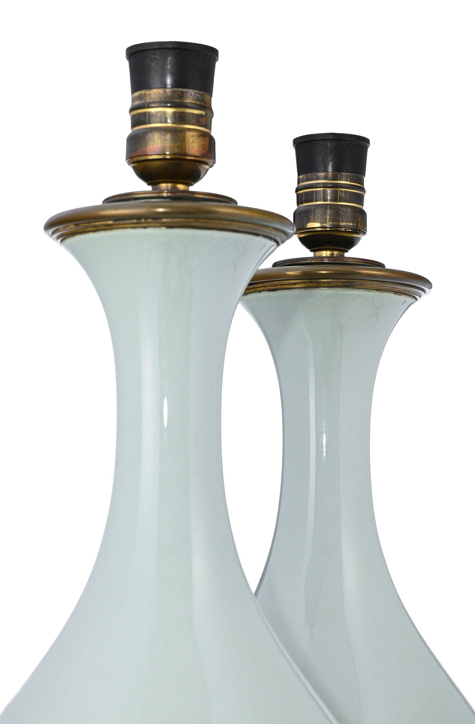 Paire de vases balustres, Chine XXe s., en porcelaine à glaçure céladon, monture en b - 2