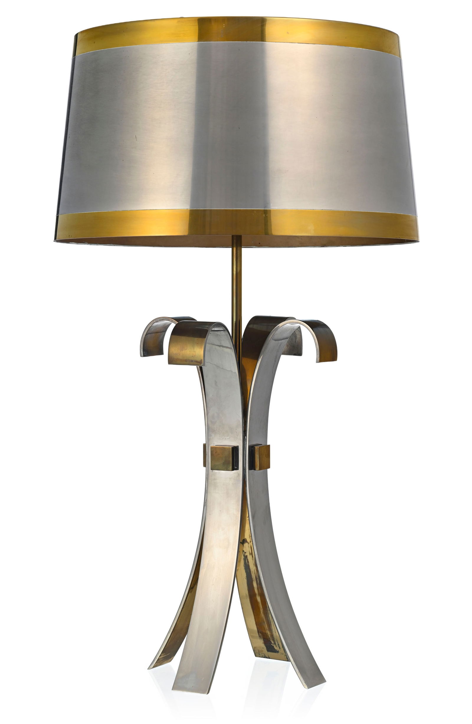 Lampe de salon Corolle par la maison Charles, circa 1970, en acier et laiton doré à fû: Lampe de salon Corolle par la maison Charles, circa 1970, en acier et laiton doré à fût central composé de quatre tiges arquées, abat-jour cylindrique, h. 82 cm 