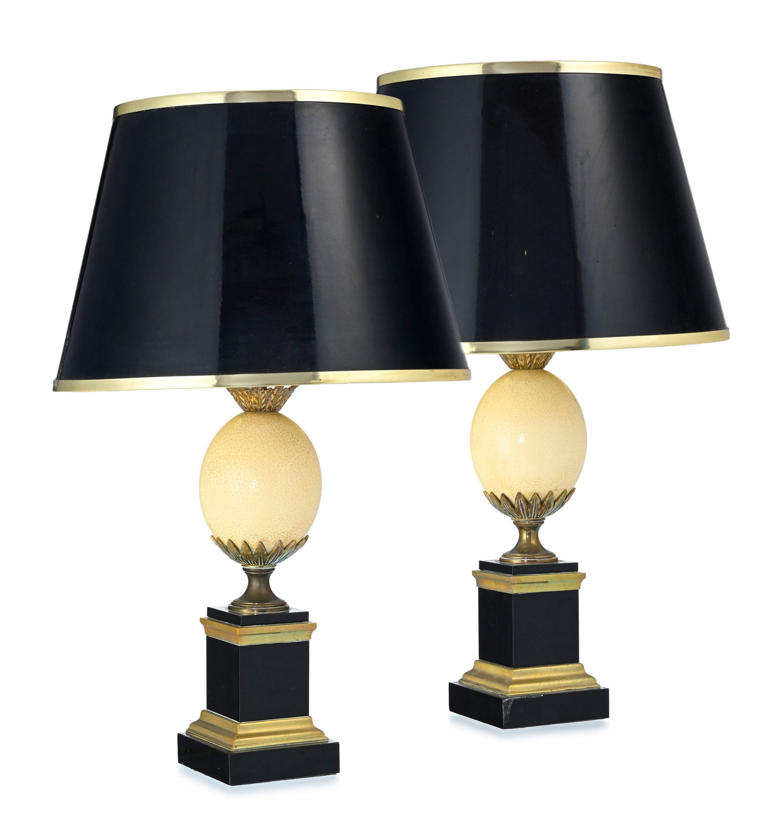 Paire de lampes dans le goût de la maison Charles, XXe s., à corps central composé d': Paire de lampes dans le goût de la maison Charles, XXe s., à corps central composé d'un œuf d'autruche, base en marbre noir et laiton à section carrée, abat-jour cartonn&