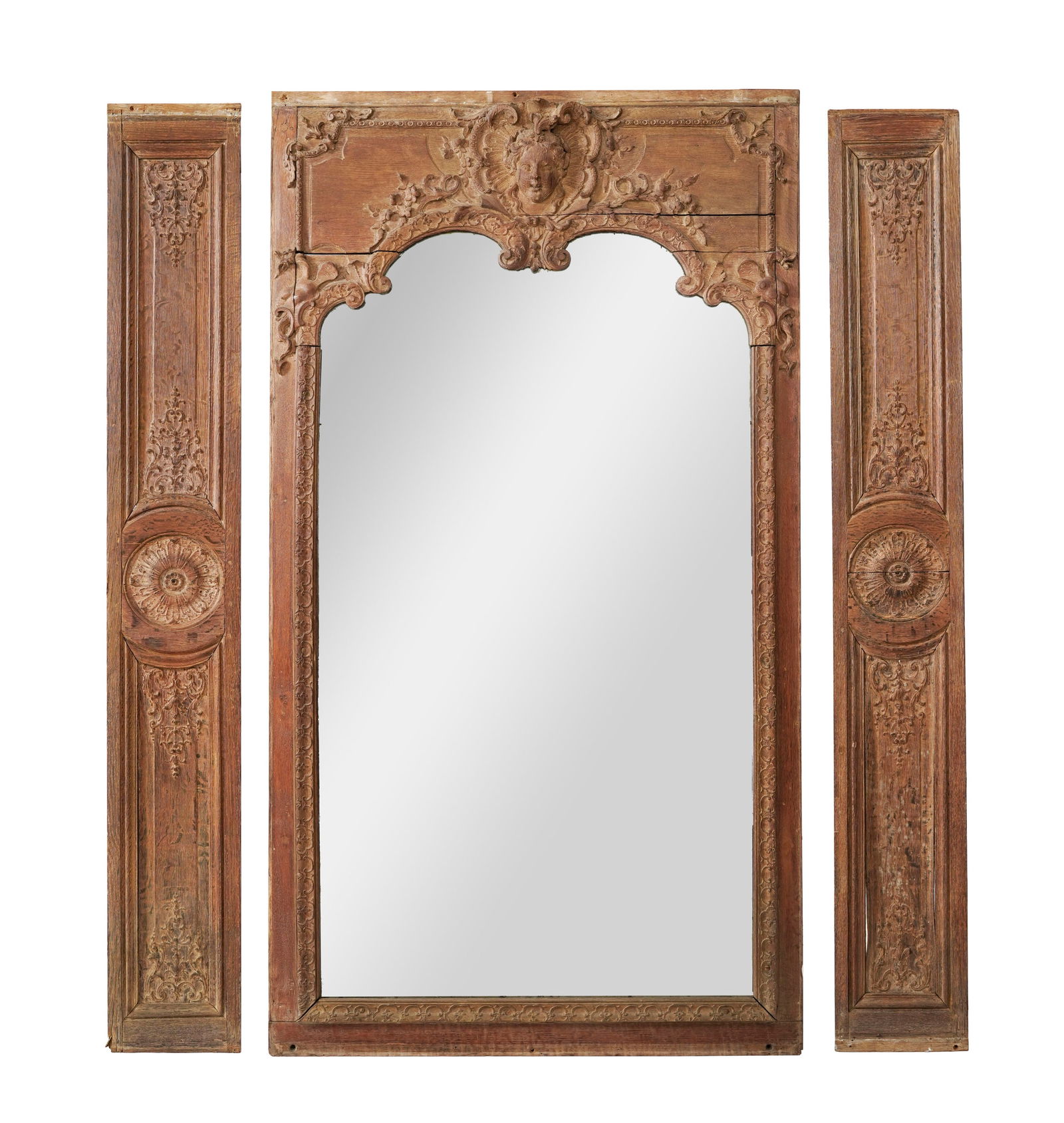 Trumeau et paire de panneaux de décoration d'époque Louis XV, en bois naturel sculpté: Trumeau et paire de panneaux de décoration d'époque Louis XV, en bois naturel sculpté feuilles d'acanthe, godrons et lambrequins, fronton orné d'un mascaron et plumes, glace au