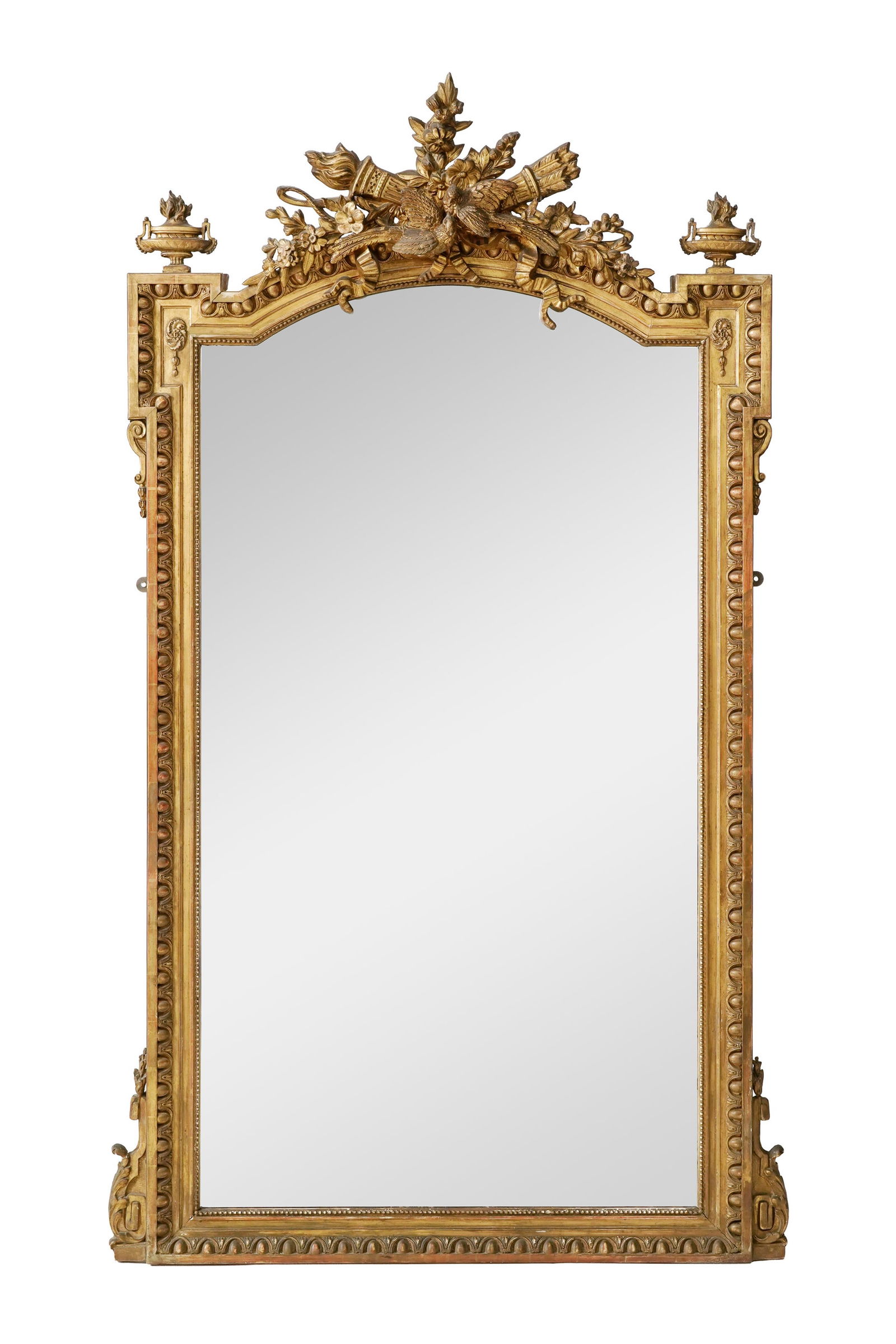 Miroir de style Louis XVI, fin du XIXe s., en bois et stuc doré, cadre à décor de fri: Miroir de style Louis XVI, fin du XIXe s., en bois et stuc doré, cadre à décor de frises de godrons et perles, fronton flanqué d'attributs guerriers et deux colombes, 187x112