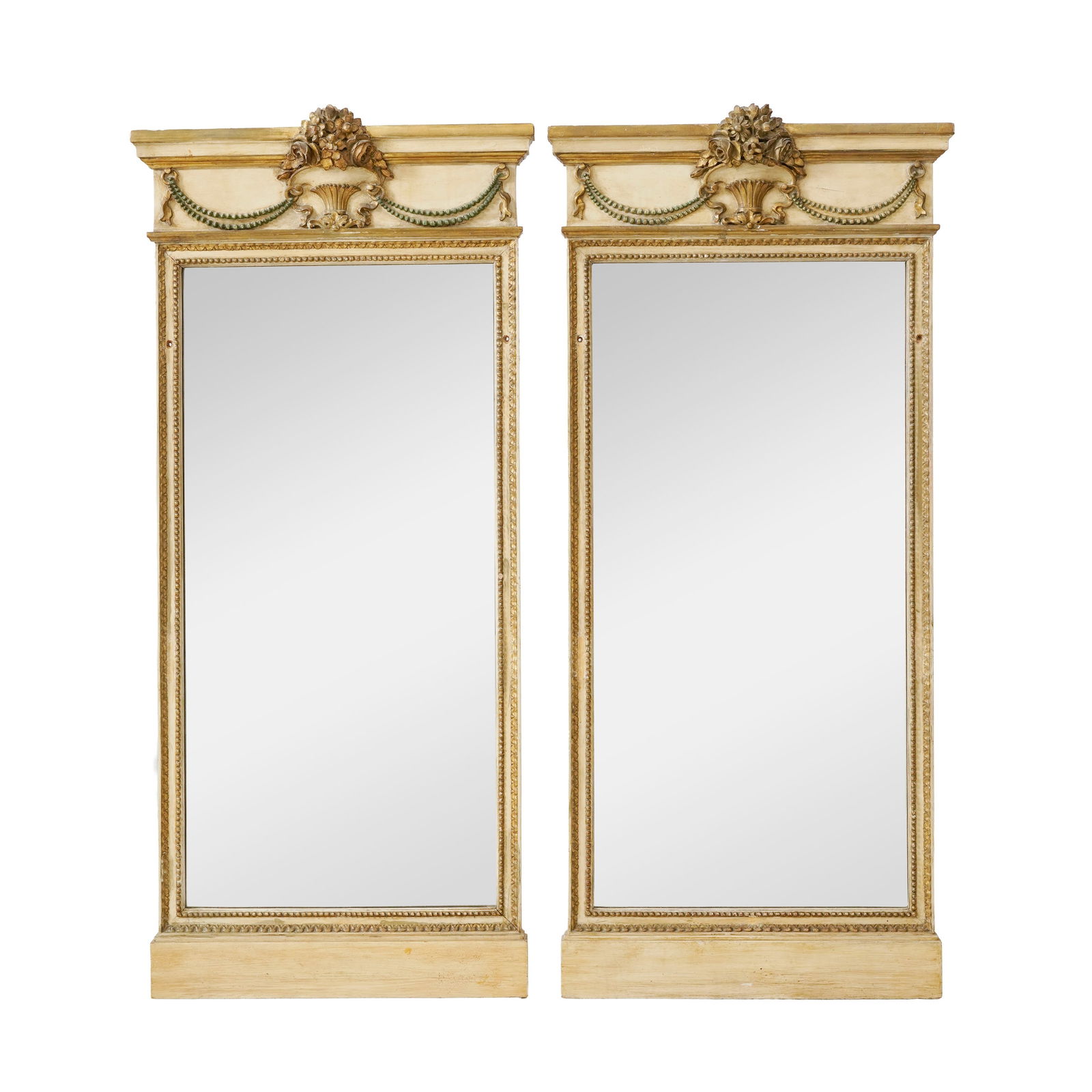 Paire de miroirs néoclassiques, XXe s., en bois peint beige et doré, fronton orné d'u: Paire de miroirs néoclassiques, XXe s., en bois peint beige et doré, fronton orné d'un panier fleuri, 122x55 cm Conditionusures et manques à la peinture et à la dorure cadres