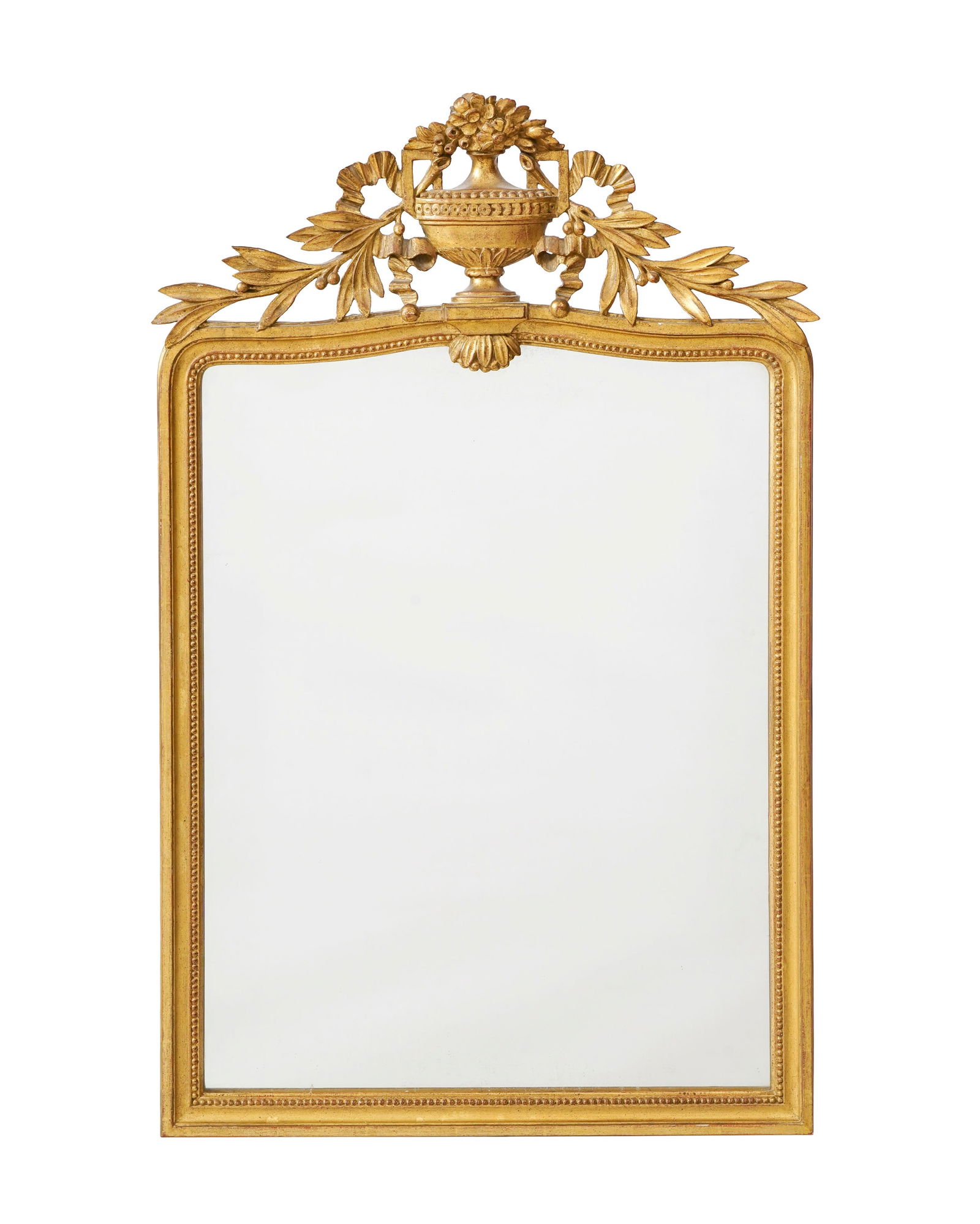 Miroir de style Louis XVI, XIXe s., en bois sculpté et doré, fronton orné d'un vase f: Miroir de style Louis XVI, XIXe s., en bois sculpté et doré, fronton orné d'un vase fleuri et lauriers, 98x61 cm Conditionusures à la la dorure 