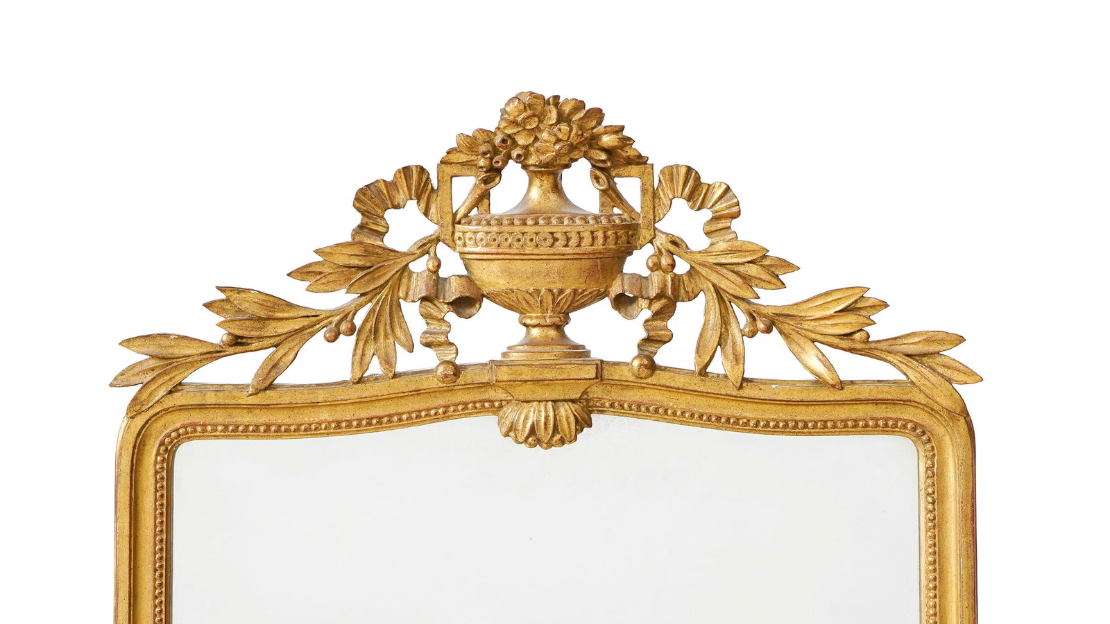 Miroir de style Louis XVI, XIXe s., en bois sculpté et doré, fronton orné d'un vase f - 2