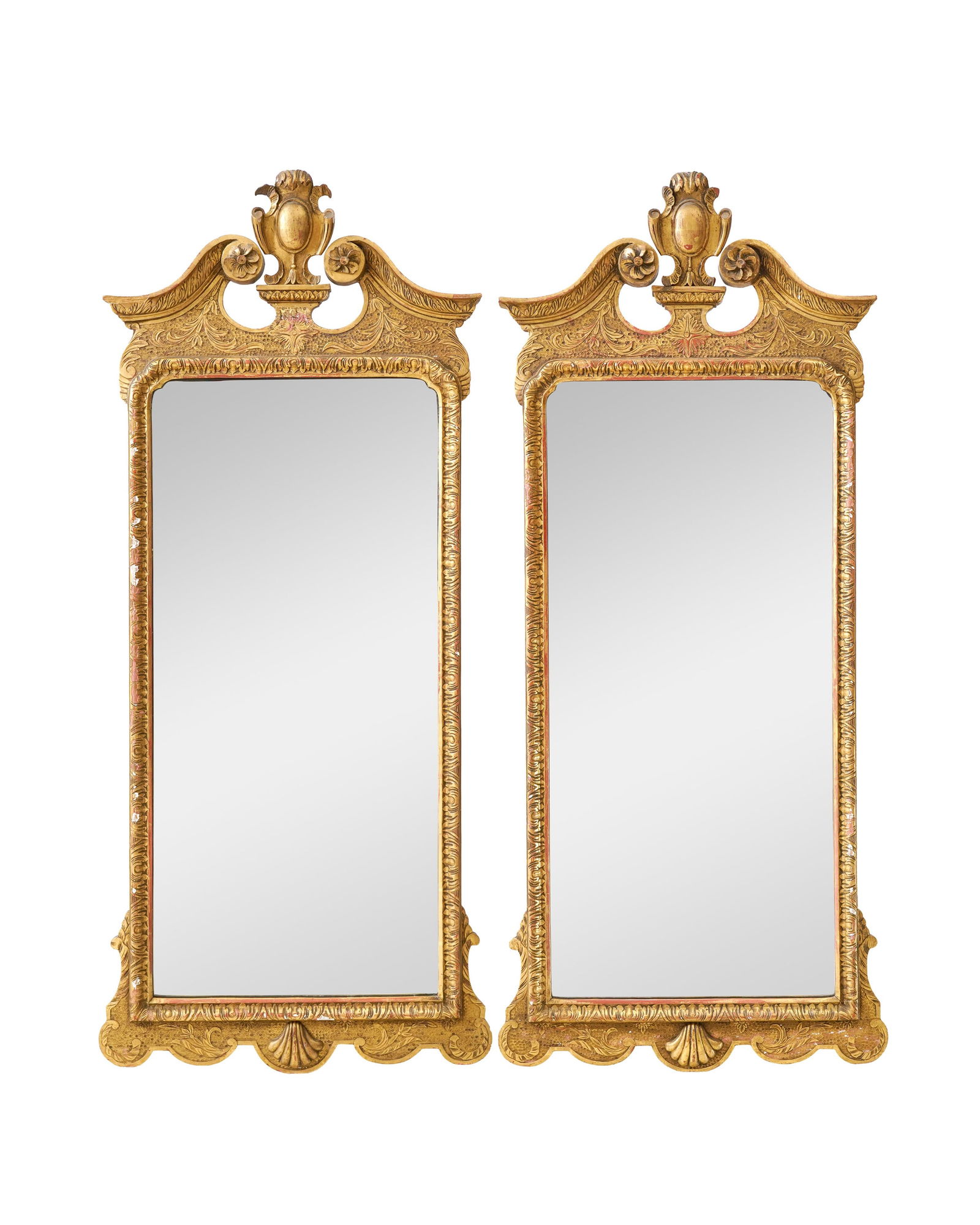 Paire de miroirs de style Regency, XXe s., en bois sculpté et doré, fronton orné d'un (1 of 2)