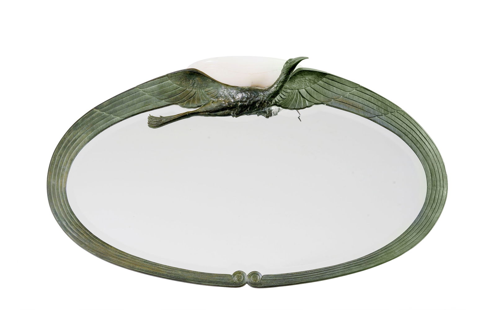 Miroir ovale "Cigogne" d'époque Art Déco par Albert Cheuret (1884-1966), en bronze patin&#: Miroir ovale "Cigogne" d'époque Art Déco par Albert Cheuret (1884-1966), en bronze patiné, de forme ovale, glace biseautée, signé, h. 54 cm, long. 94 cm