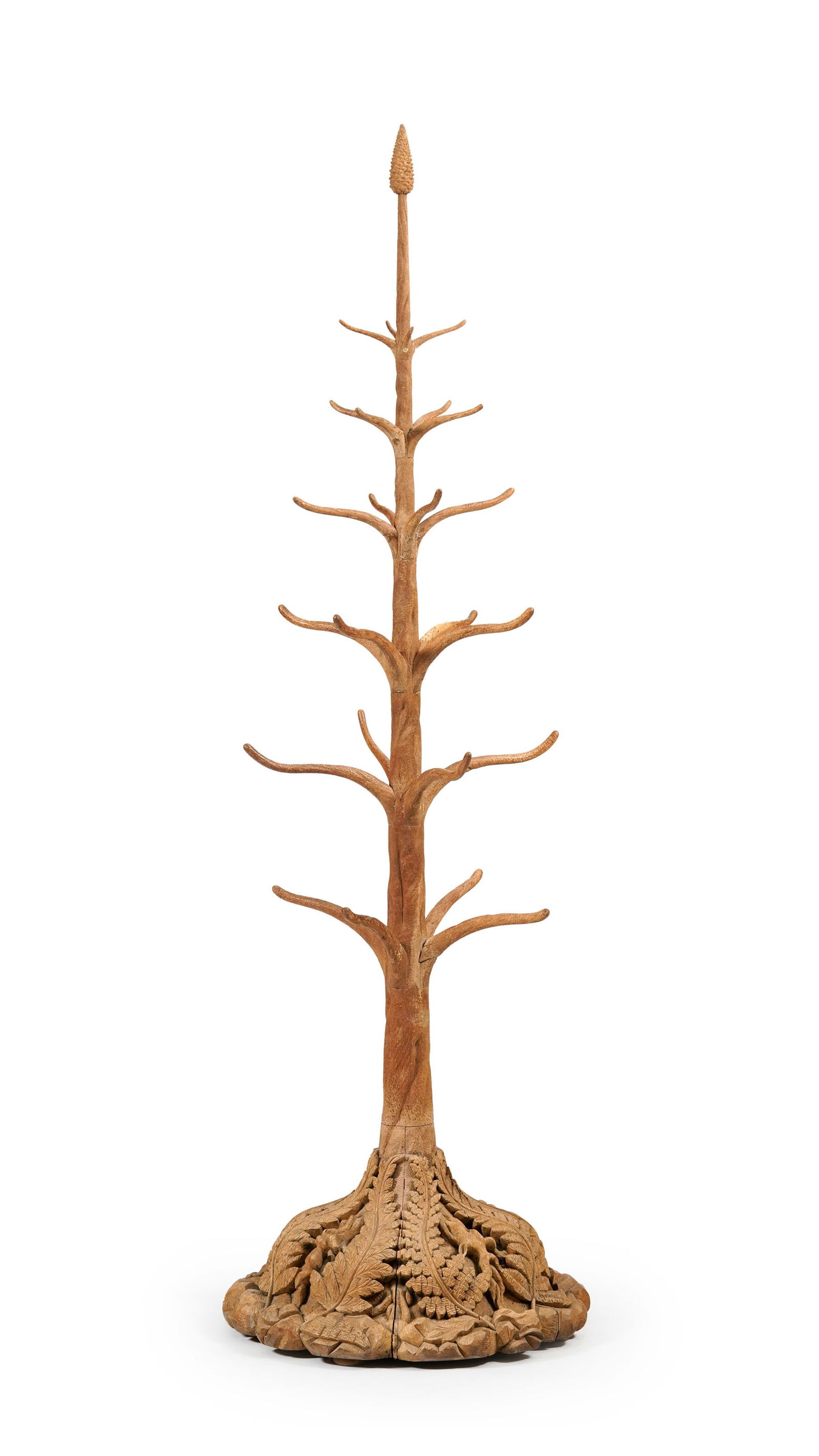 Porte-manteaux, possiblement Brienz, début XXe s., en bois richement sculpté, patères: Porte-manteaux, possiblement Brienz, début XXe s., en bois richement sculpté, patères simulant des branches et sommé d'une pomme de pin, base à décor de feuilles de