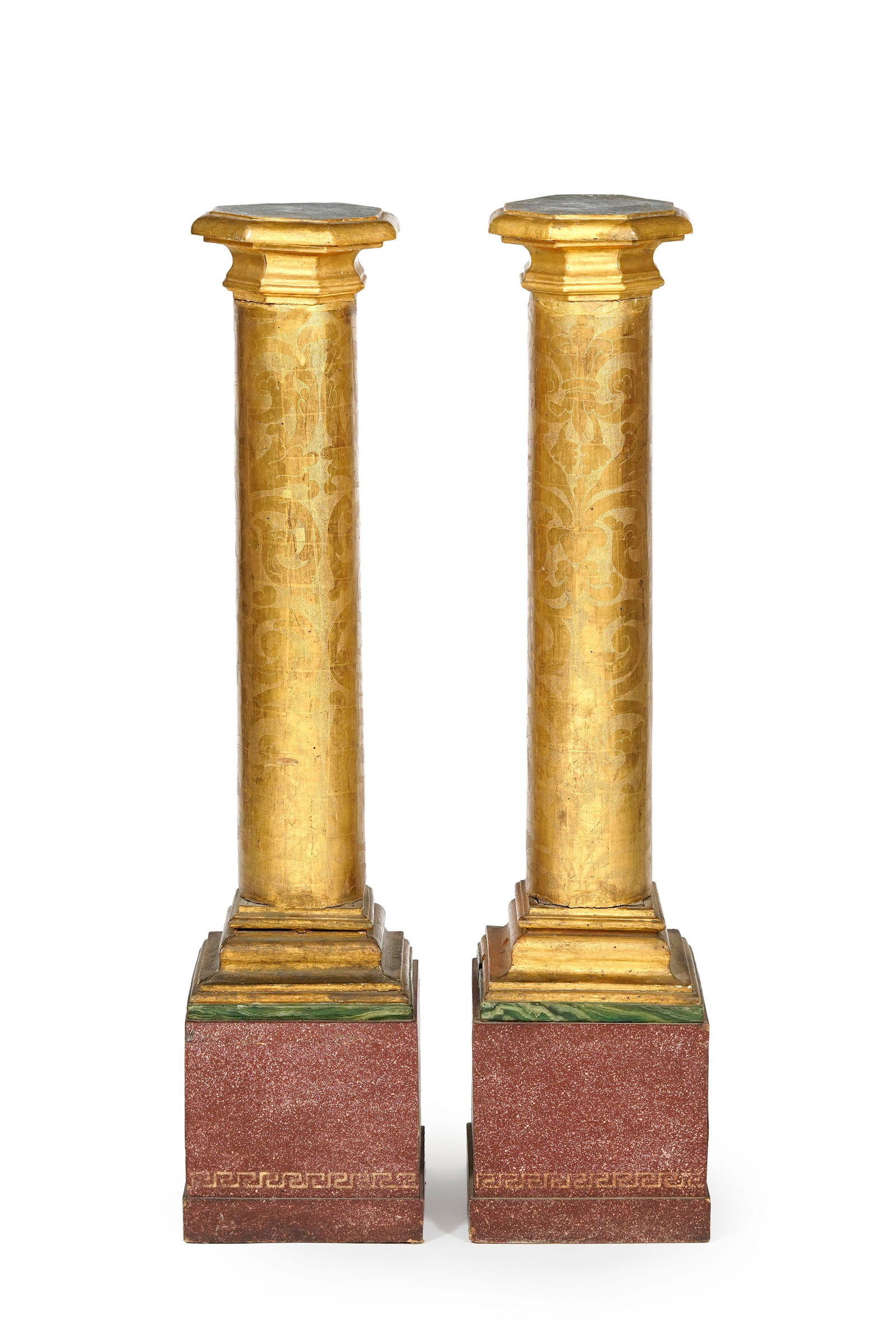 Paire de sellettes, XXe s., en bois doré en forme de colonne, base à section carrée p: Paire de sellettes, XXe s., en bois doré en forme de colonne, base à section carrée peinte à l'imitation du porphyre, h. 126 cm Conditionusures et manques à la peinture et