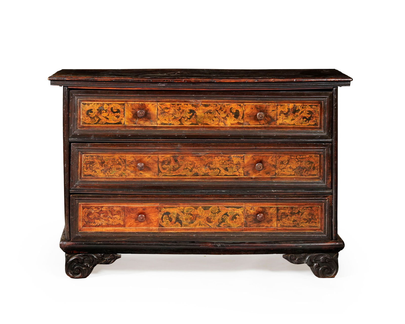 Commode, Italie du nord, XVIIIe s., en bois naturel, à décor de feuilles d'acanthe polychr (1 of 3)