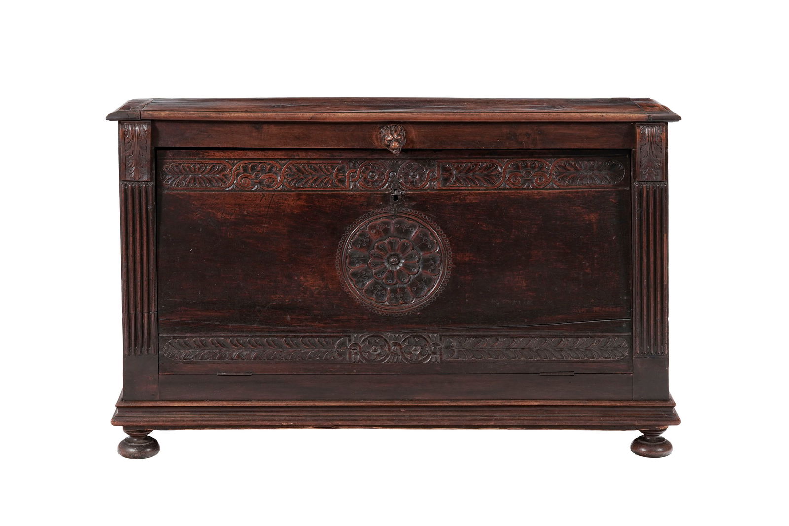 Coffre, XIXe s., en bois naturel sculpté de cannelures, feuilles d'acanthe, éléments : Coffre, XIXe s., en bois naturel sculpté de cannelures, feuilles d'acanthe, éléments feuillagés et rosace, ouvrant par la façade, 88x140x41 cm Conditionanciennes traces