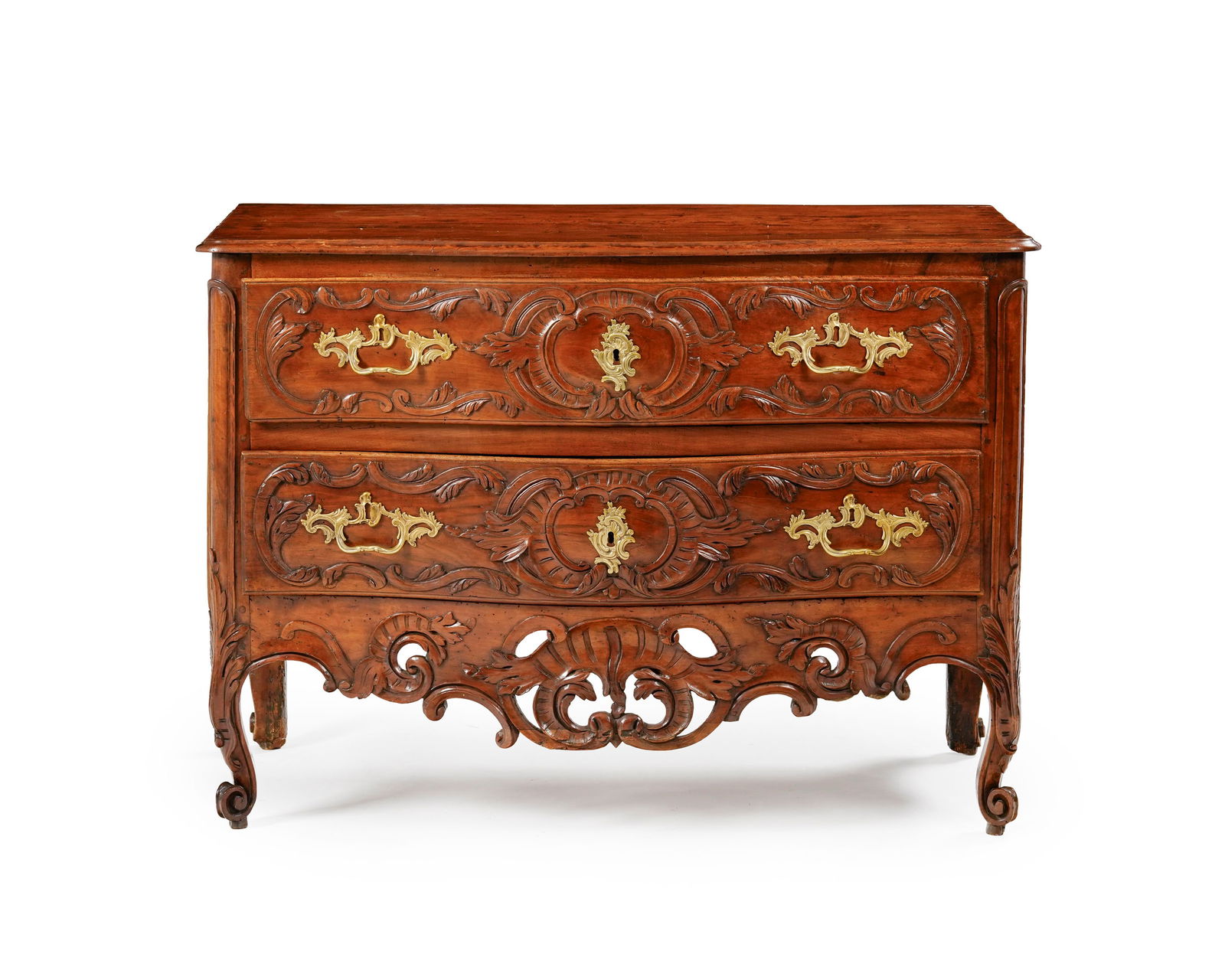 Commode, Provence, XVIIIe s., en bois naturel mouluré et sculpté de feuilles d'acanthe et : Commode, Provence, XVIIIe s., en bois naturel mouluré et sculpté de feuilles d'acanthe et éléments rocailleux, tablier ajouré d'une coquille, façade ouvrant par deux