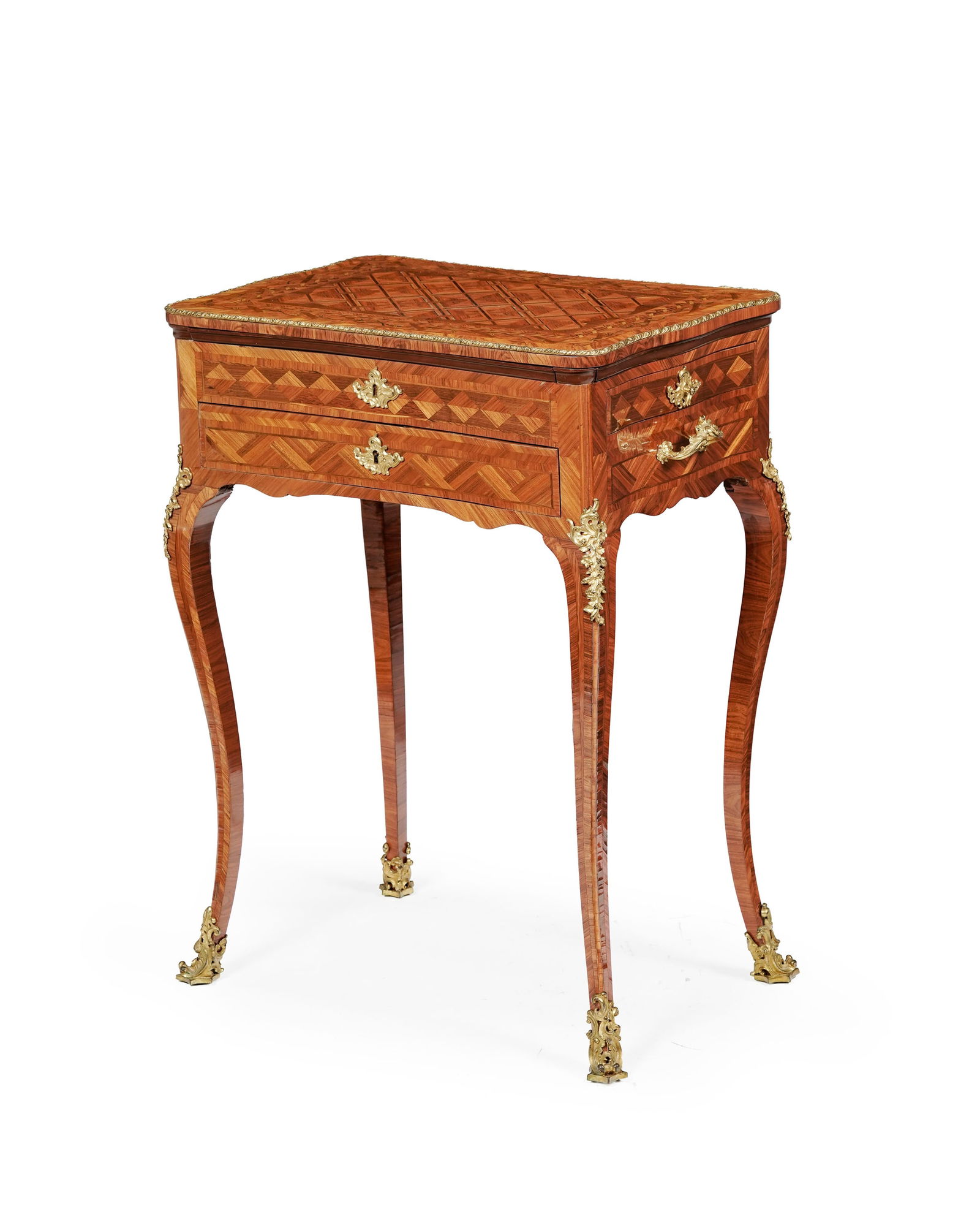 Table à écrire, Allemagne, XVIIIe s., en placage de bois de rose et marqueterie de motifs : Table à écrire, Allemagne, XVIIIe s., en placage de bois de rose et marqueterie de motifs géométriques et rinceaux feuillagés, ouvrant par le plateau coulissant, un tiroir en