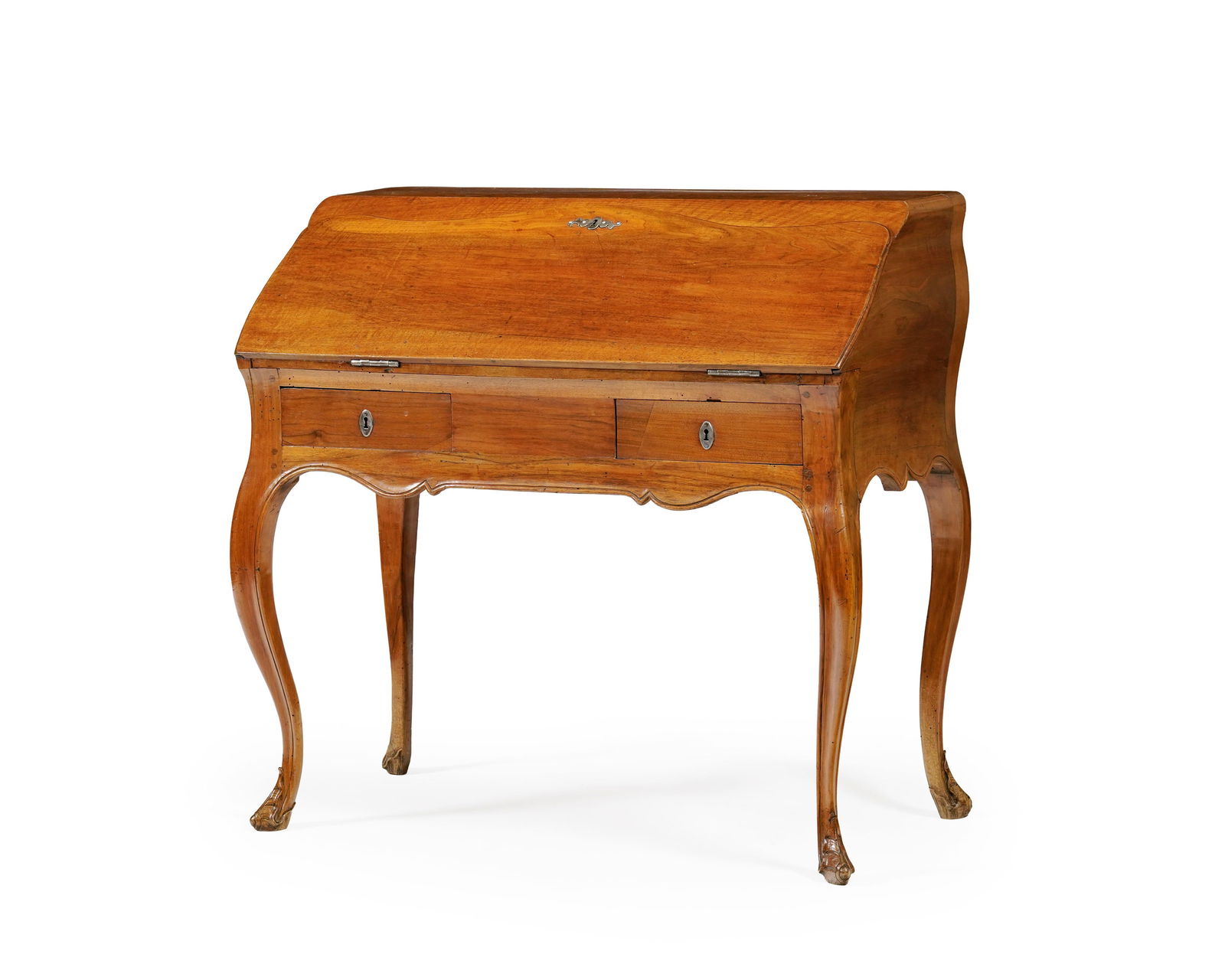 Bureau à dos d'âne d'époque Louis XV, en noyer, ouvrant par un abattant démasqua: Bureau à dos d'âne d'époque Louis XV, en noyer, ouvrant par un abattant démasquant niches et tiroirs, et deux tiroirs en ceinture, pieds galbés et sculptés d'une feuille