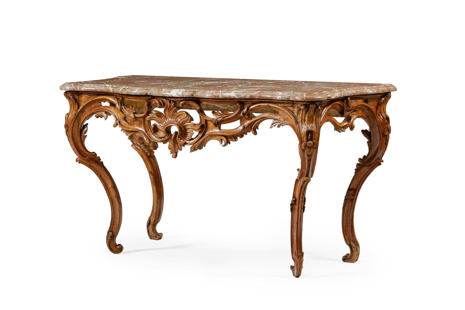 Console d'époque Louis XV, en bois naturel sculpté et ajouré à décor de feu: Console d'époque Louis XV, en bois naturel sculpté et ajouré à décor de feuilles d'acanthe, fleurs et plumes, plateau en marbre, 84x154x74 cm