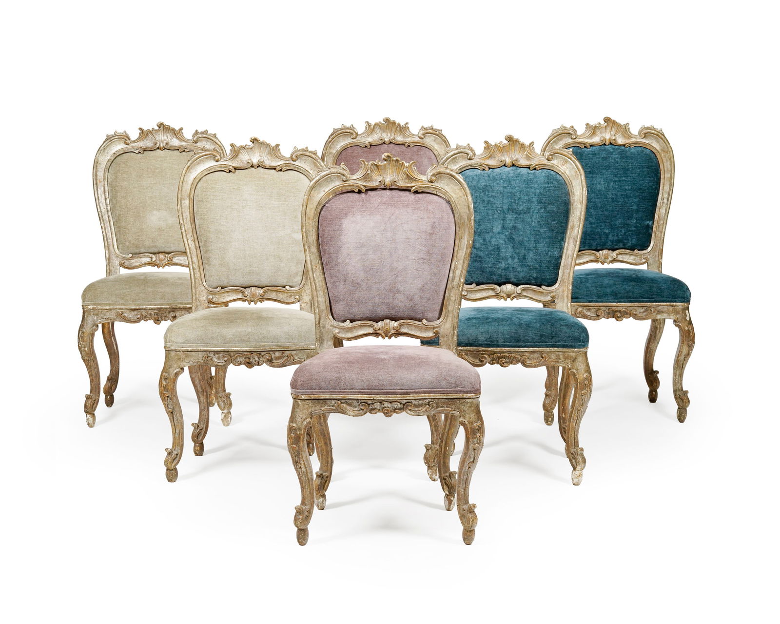 Suite de 6 chaises Rococo, Italie, XVIIIe s., en bois sculpté, argenté à décor d: Suite de 6 chaises Rococo, Italie, XVIIIe s., en bois sculpté, argenté à décor de feuilles d'acanthe et rocailles, garniture en velours violet, bleu et gris Conditiongarniture: 2