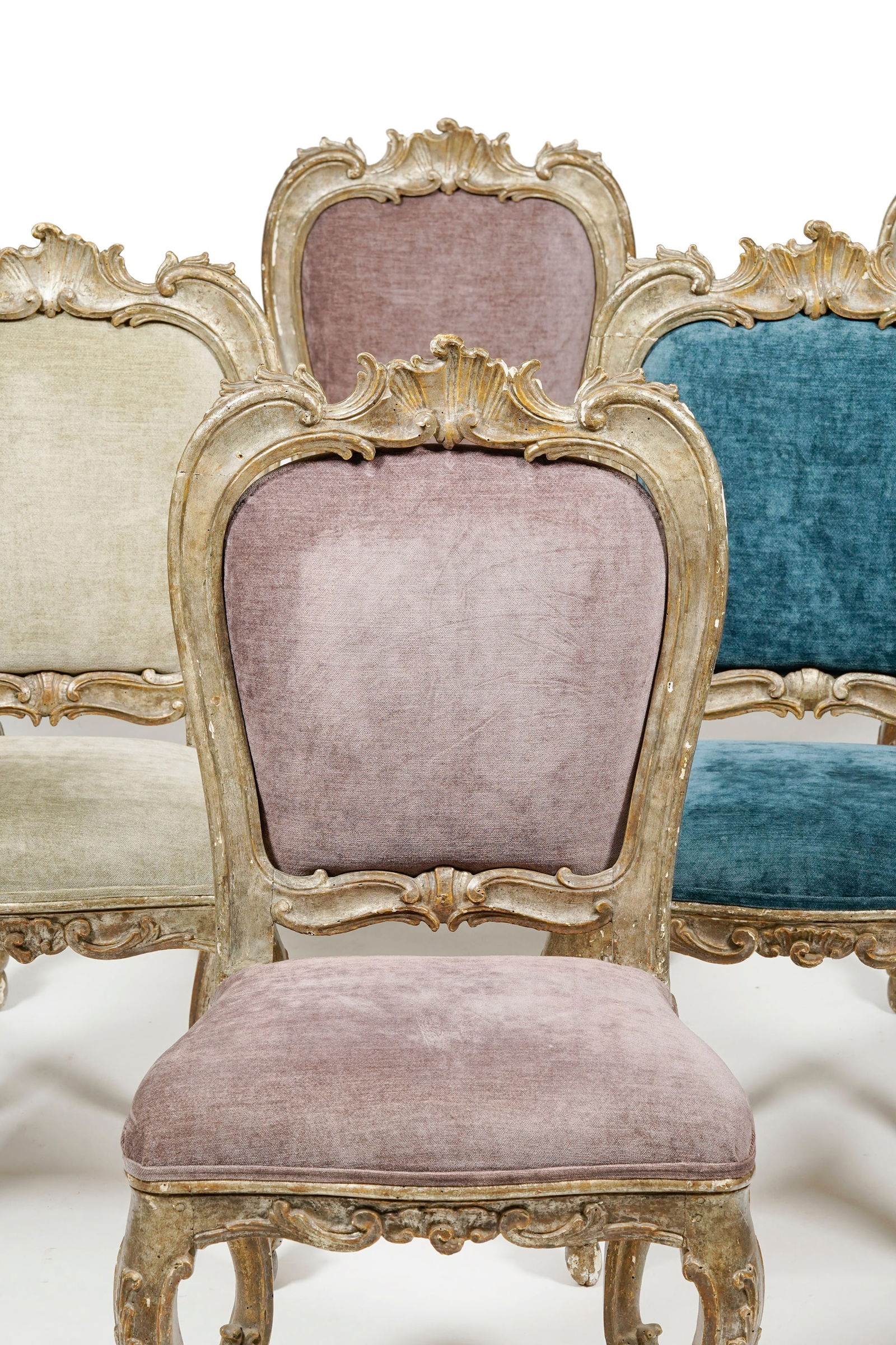 Suite de 6 chaises Rococo, Italie, XVIIIe s., en bois sculpté, argenté à décor d - 2