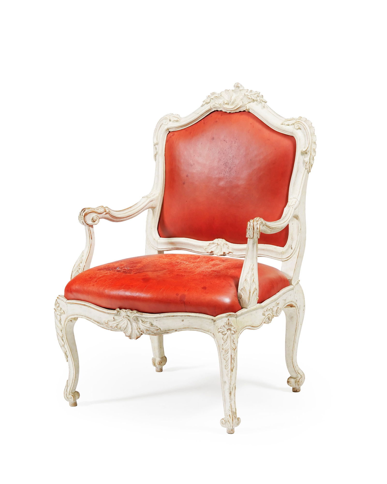 Fauteuil à châssis Rococo, Allemagne, XVIIIe s., en bois mouluré et sculpté pein: Fauteuil à châssis Rococo, Allemagne, XVIIIe s., en bois mouluré et sculpté peint beige, garniture en cuir rouge, pieds galbés Conditiondéchirures, craquelures et taches