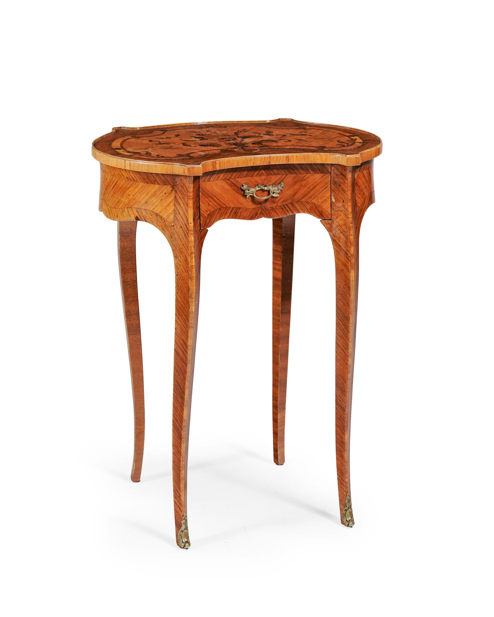 Table de salon de style Louis XV, XIXe s., en placage de bois de rose, bois de violette et marqueter: Table de salon de style Louis XV, XIXe s., en placage de bois de rose, bois de violette et marqueterie de fleurs, ouvrant en façade par un tiroir, 65x50x37 cm Conditiontaches, rayures et usures