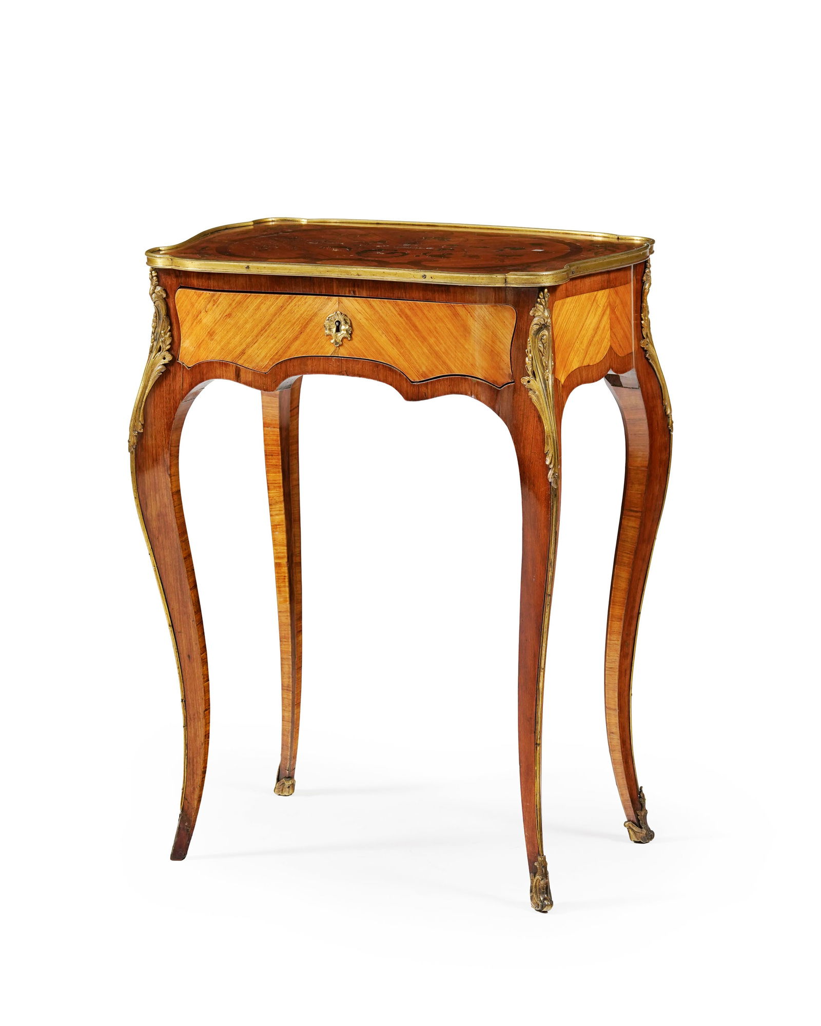 Table d'appoint de style Louis XV, XXe s., en placage de bois de rose à décor de fleurs en: Table d'appoint de style Louis XV, XXe s., en placage de bois de rose à décor de fleurs en marqueterie, ouvrant par un tiroir en ceinture, pieds galbés, 72x55x38