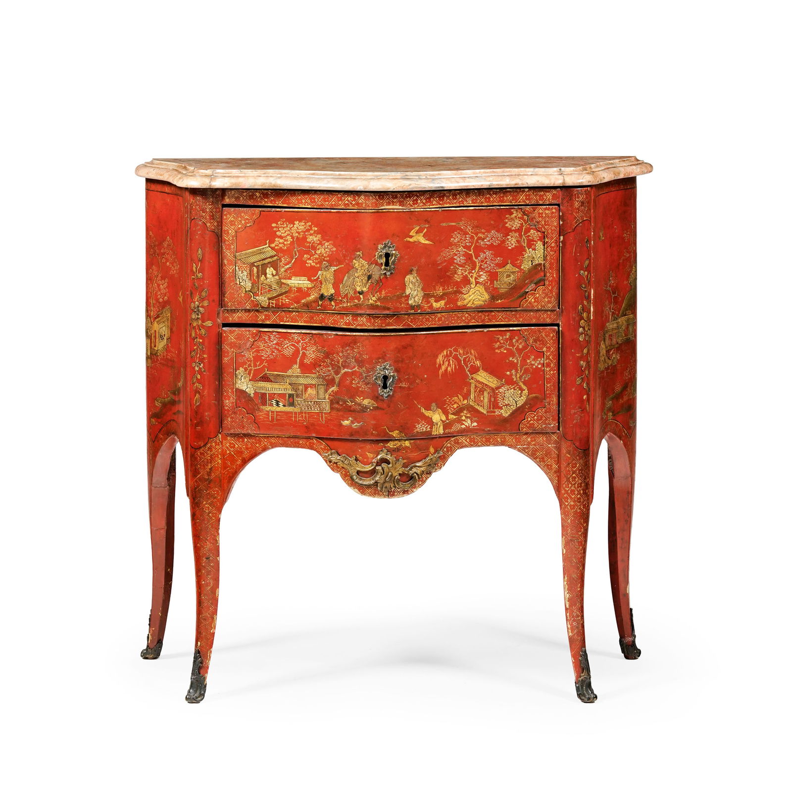 Commode de style Louis XV, XXe s., en bois laqué rouge à décor de chinoiseries, ouvra: Commode de style Louis XV, XXe s., en bois laqué rouge à décor de chinoiseries, ouvrant en façade par deux tiroirs, plateau en marbre, 81x82x36 cm Conditionmanques et usures