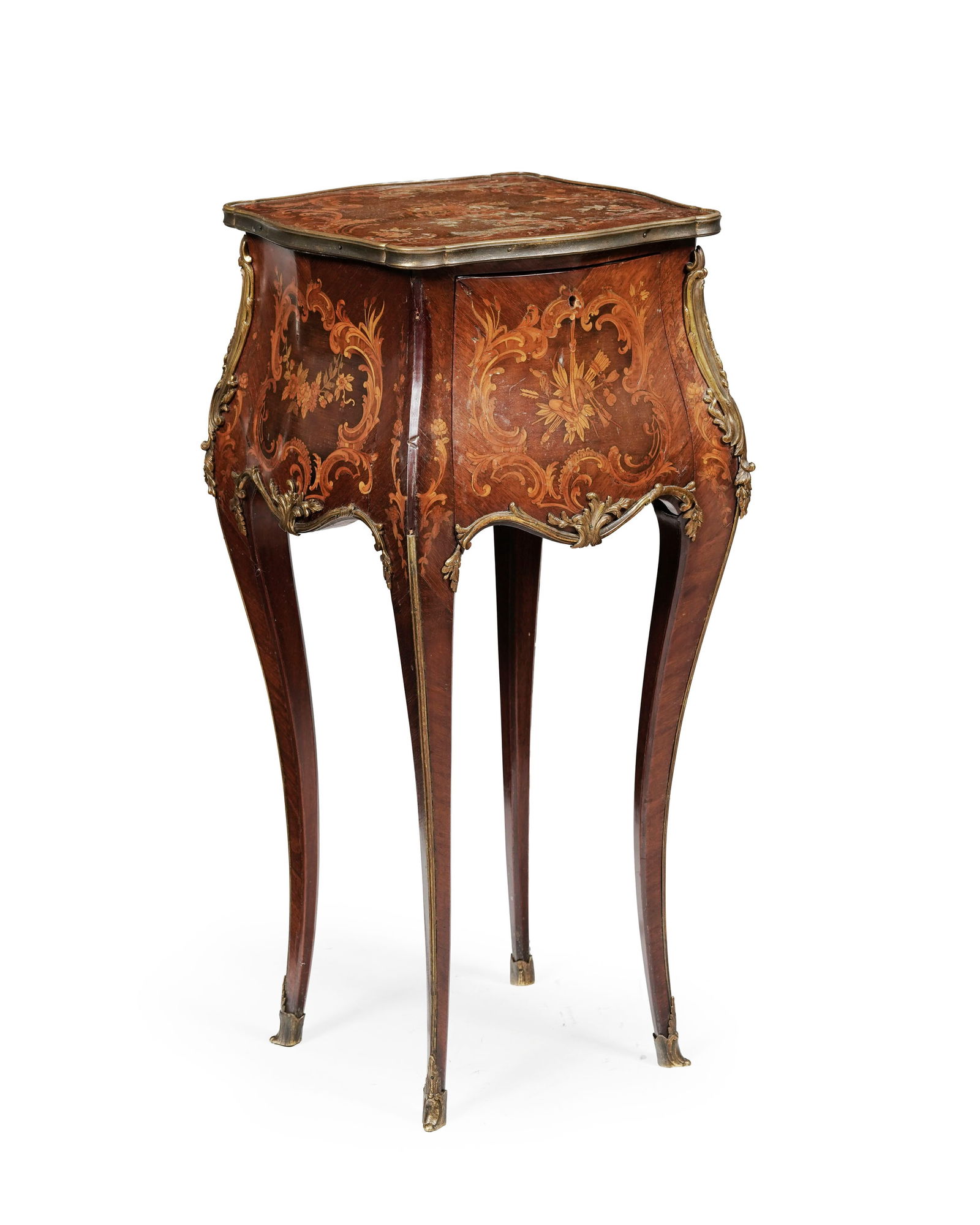 Table de salon de style Louis XV, fin du XIXe s., en placage d'acajou, bois de rose et marqueterie &: Table de salon de style Louis XV, fin du XIXe s., en placage d'acajou, bois de rose et marqueterie à décor de fleurs, ouvrant par un vantail en façade démasquant deux tiroirs,