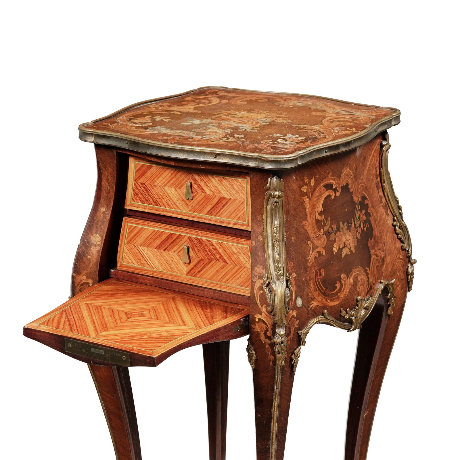 Table de salon de style Louis XV, fin du XIXe s., en placage d'acajou, bois de rose et marqueterie & - 4