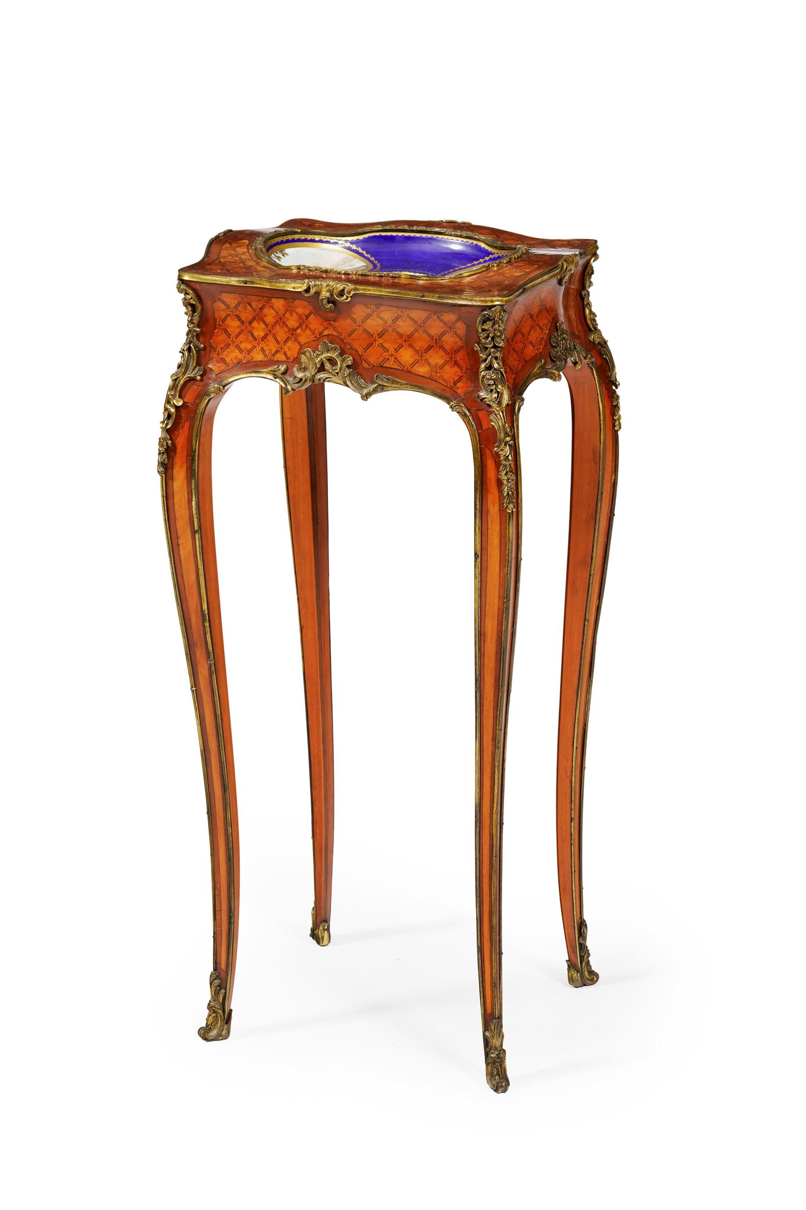 Table d'appoint de style Louis XV, XXe s., à marqueterie de croisillons, plateau orné d'un: Table d'appoint de style Louis XV, XXe s., à marqueterie de croisillons, plateau orné d'une coupe en porcelaine dans le goût de Sèvres, pieds galbés, 71x33x28