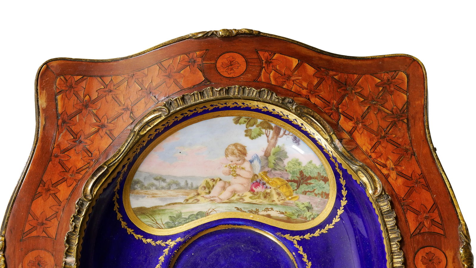 Table d'appoint de style Louis XV, XXe s., à marqueterie de croisillons, plateau orné d'un - 2