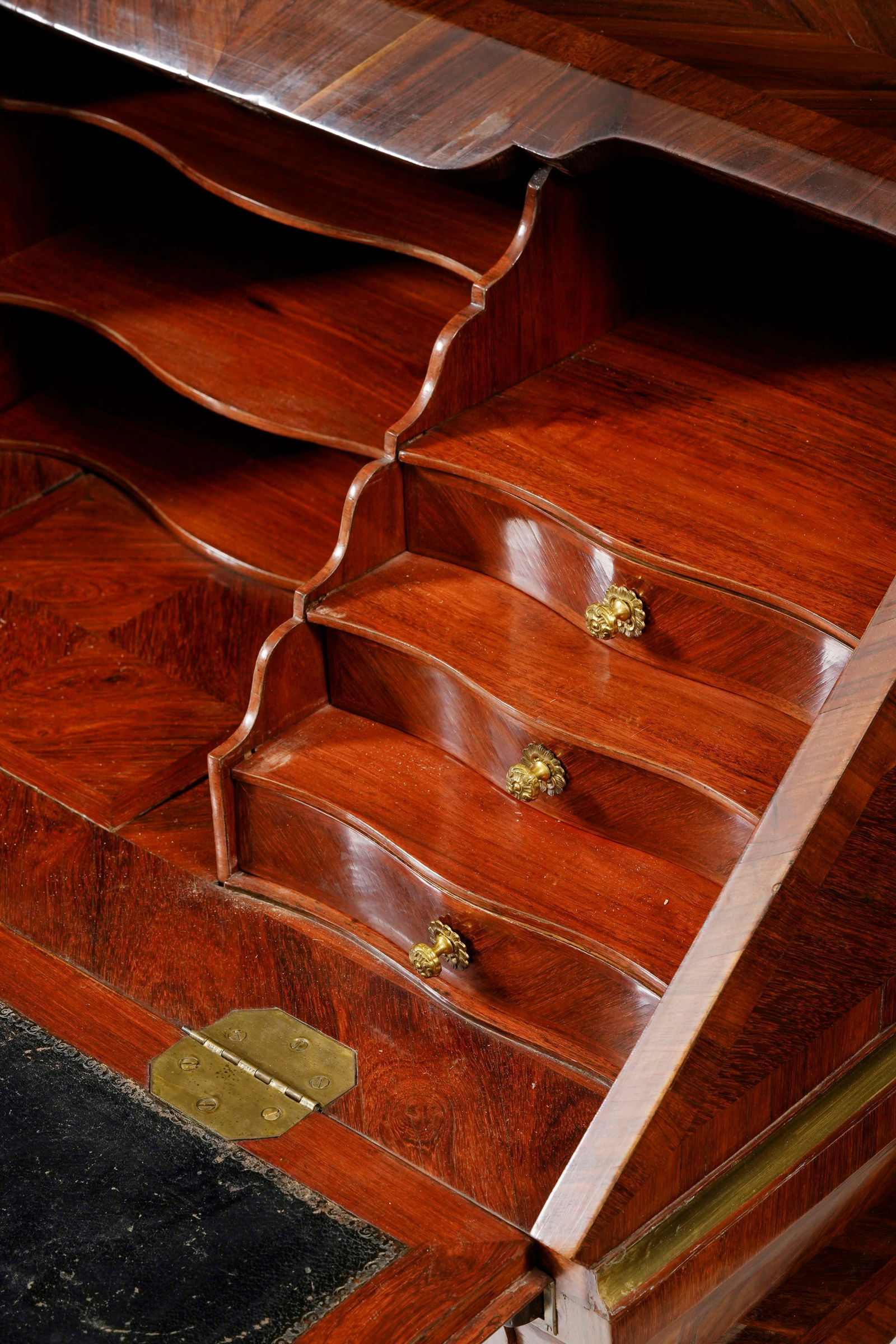 Bureau de pente d'époque Louis XV, en placage de bois de violette toutes faces, ouvrant par un  - 2