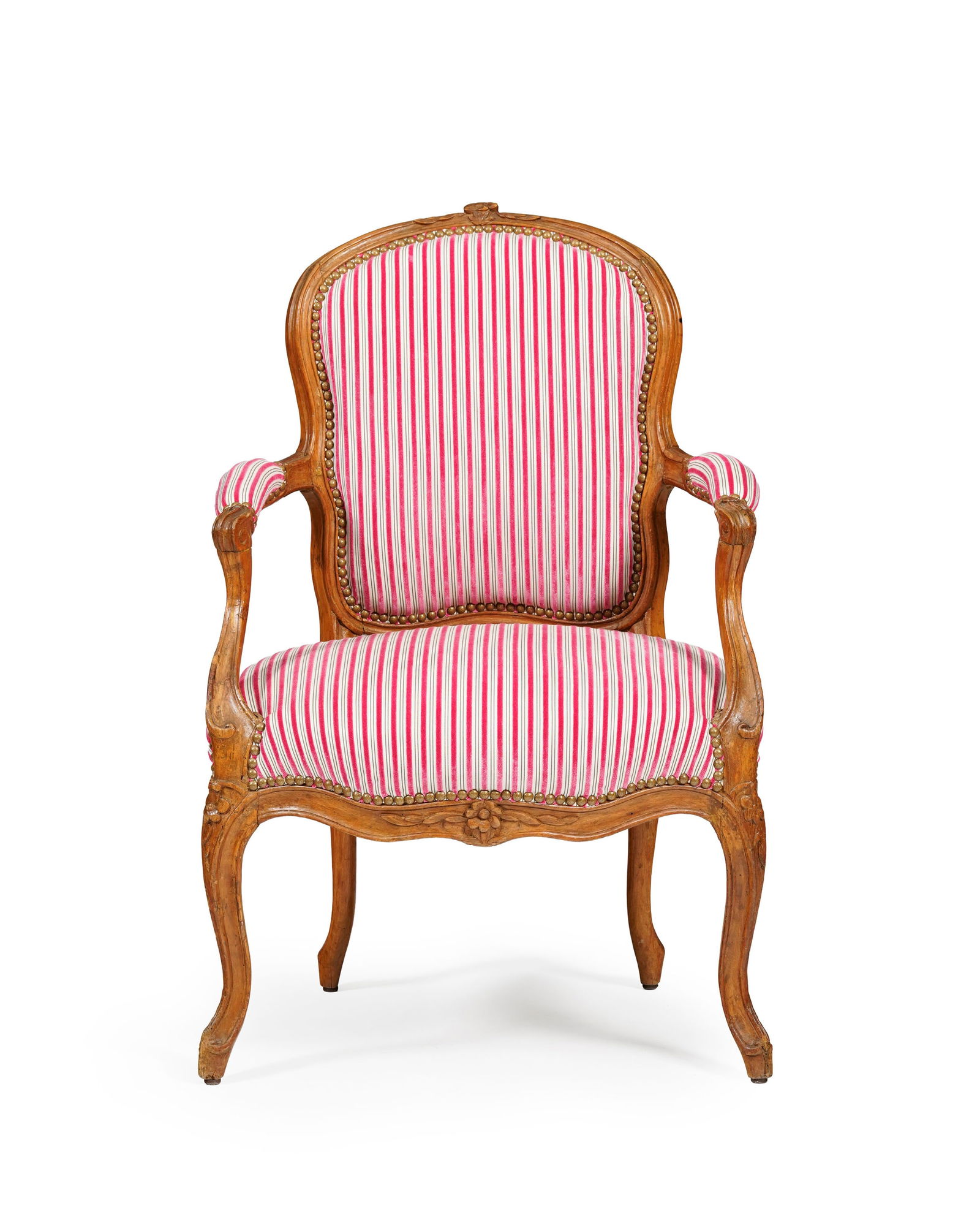 Fauteuil d'époque Louis XV estampillé M.DELAPORTE, en noyer mouluré et sculpté d: Fauteuil d'époque Louis XV estampillé M.DELAPORTE, en noyer mouluré et sculpté de fleurs, garniture en tissu et velours à rayures roses et bleues, pieds galbés Martin Del