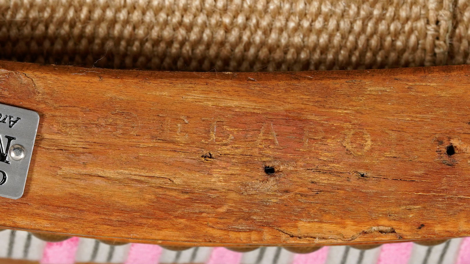 Fauteuil d'époque Louis XV estampillé M.DELAPORTE, en noyer mouluré et sculpté d - 4