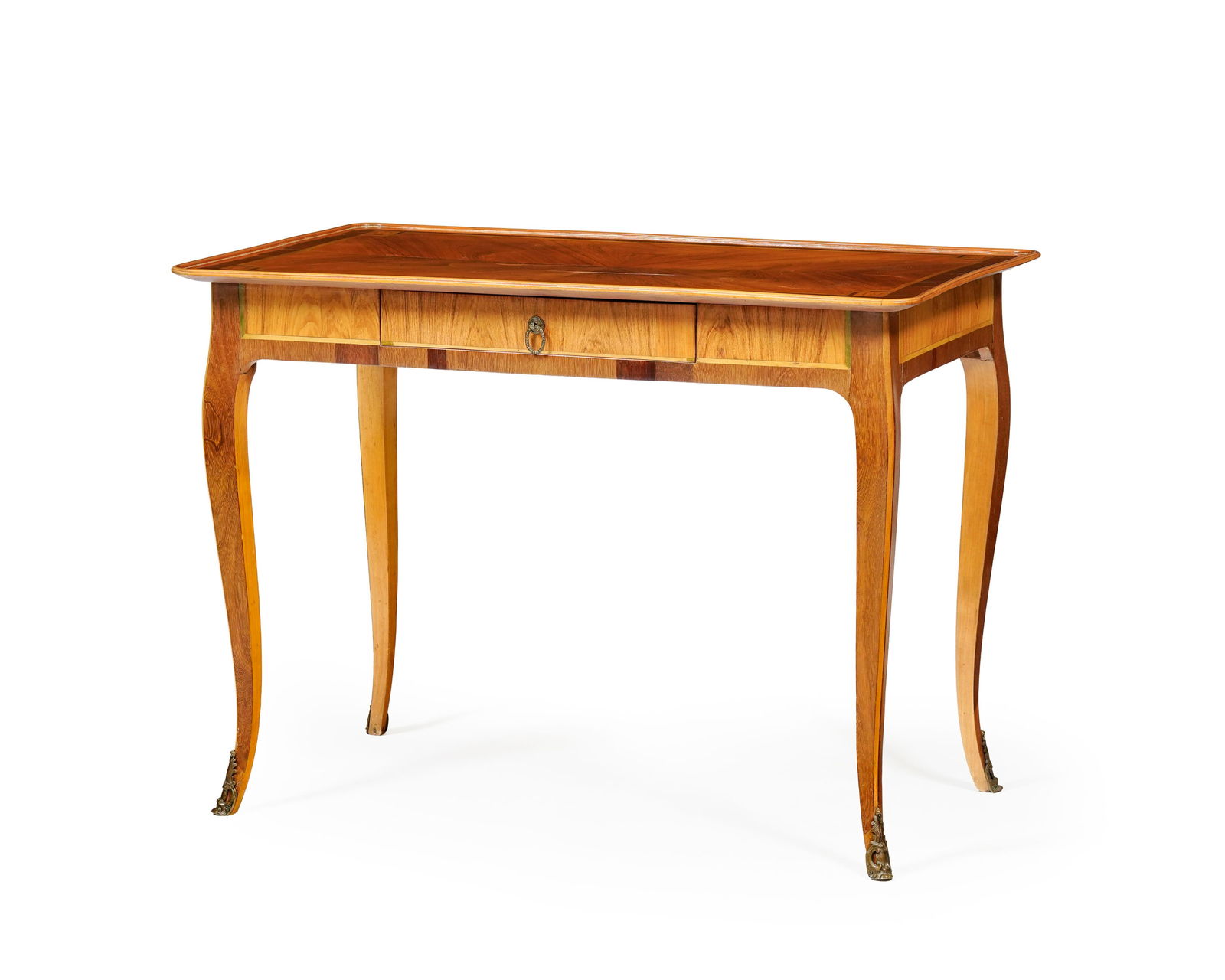 Table d'appoint de style Transition, XIXe s., en placage de bois de rose et filets de marqueterie, p: Table d'appoint de style Transition, XIXe s., en placage de bois de rose et filets de marqueterie, plateau en cuvette reposant sur des pieds légèrement galbés, 73x100x58