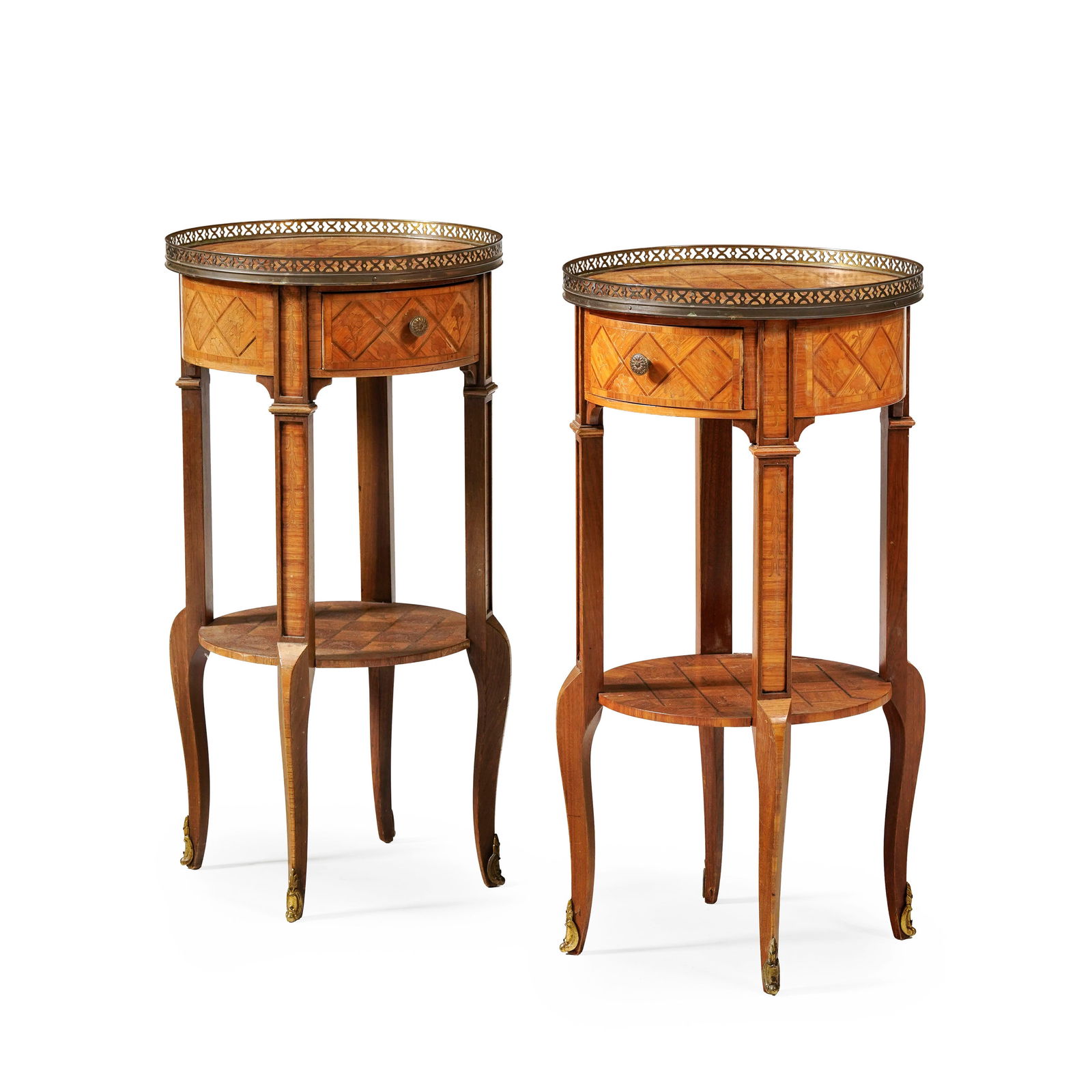 Paire de tables de salon de style Transition, XIXe s., à décor de fleurs sur fond treillag: Paire de tables de salon de style Transition, XIXe s., à décor de fleurs sur fond treillagé en marqueterie, montants réunis par une tablette à l'entretoise, ouvrant par un