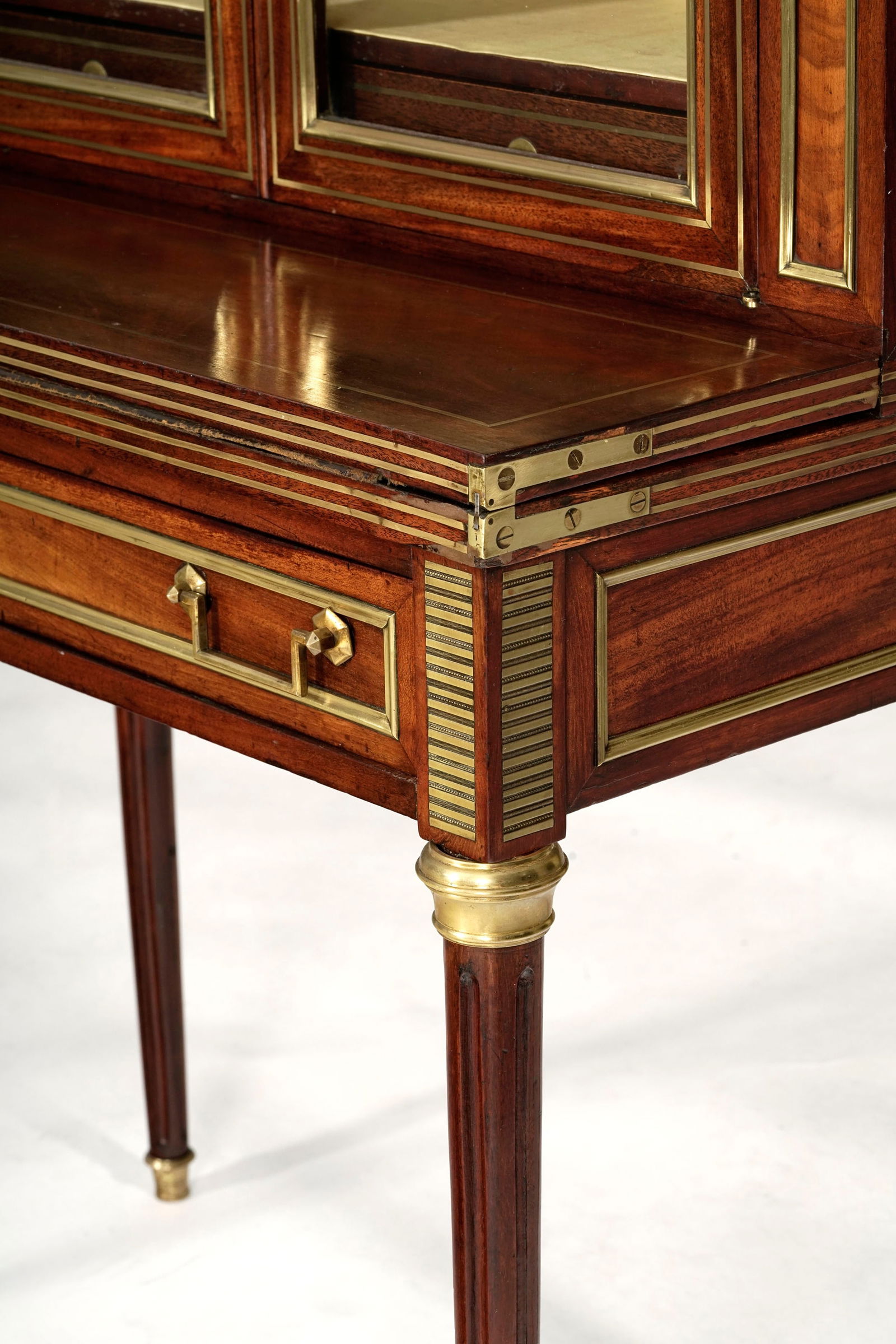 Bonheur du jour d'époque Louis XVI, en acajou et placage d'acajou, filets de laiton et ornement - 2